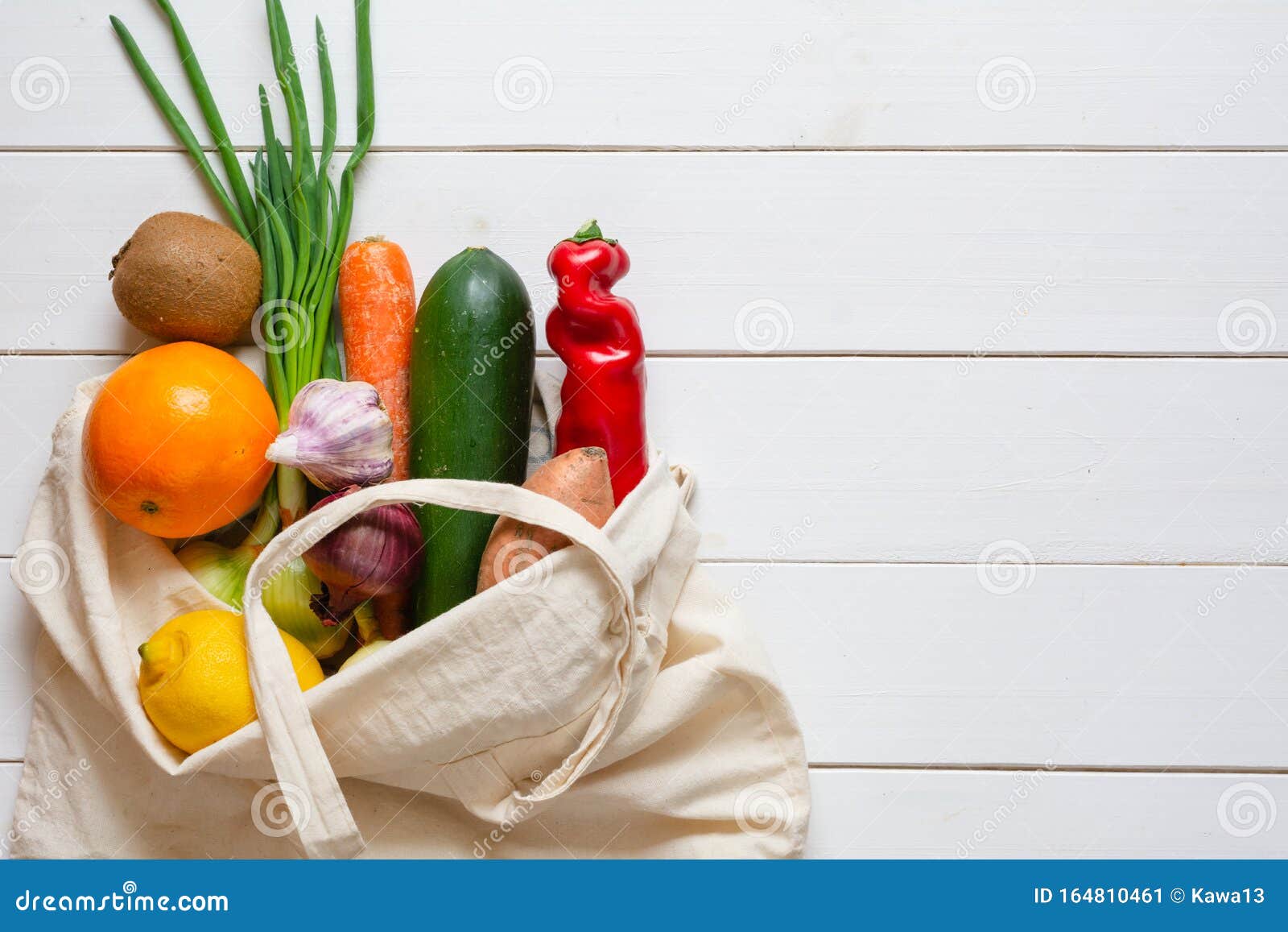 Frutas Y Verduras En Bolsas Para La Compra Del Imagen de archivo - Imagen de biodegradable, alimento: 164810461