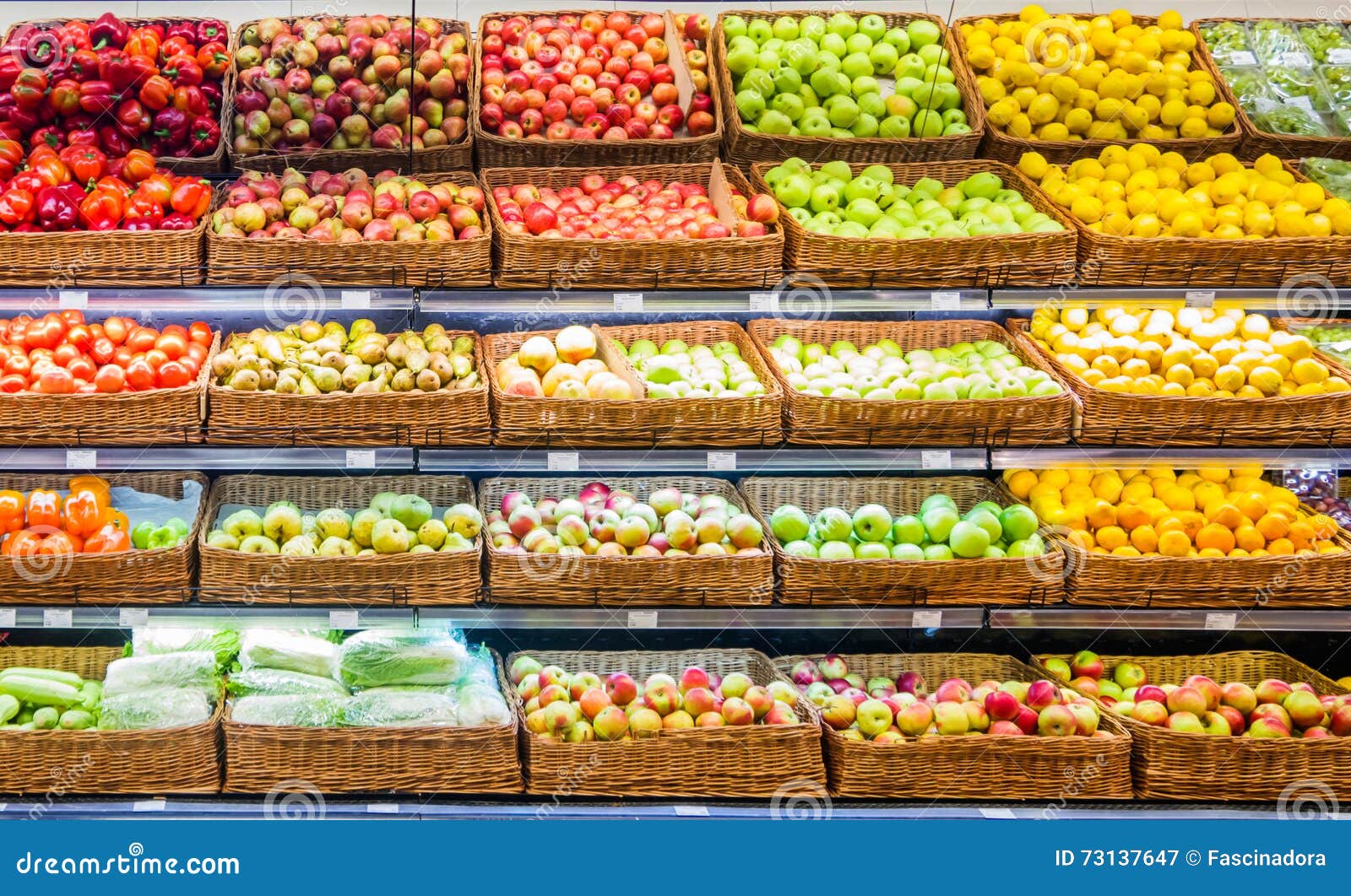 Frutas Y Verduras Frescas En Estante En Supermercado Imagen de