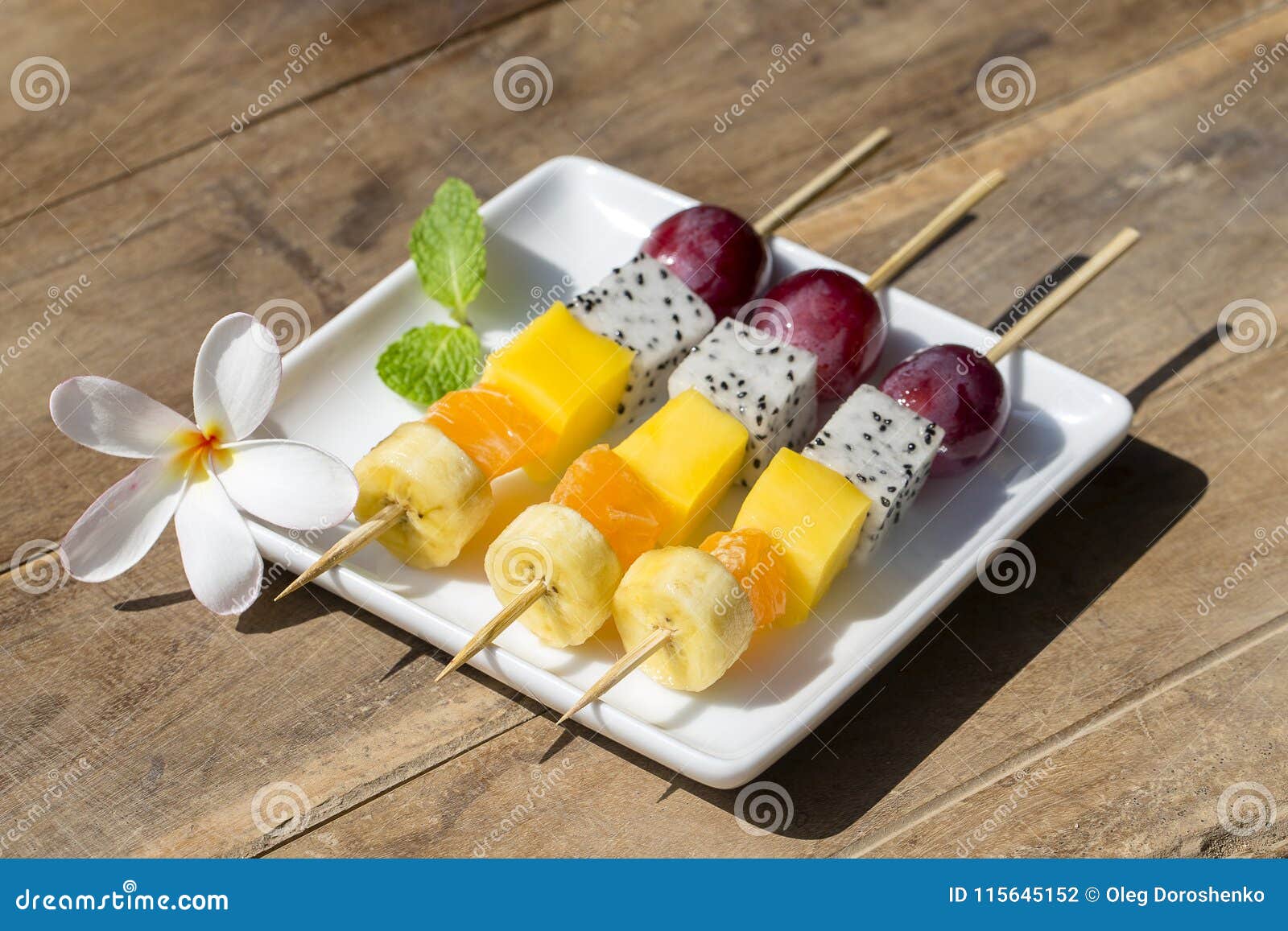 Fruto Tropical Fresco Em Espetos Na Placa Branca - Café Da Manhã Saudável,  Conceito Da Perda De Peso Tailândia Foto de Stock - Imagem de uvas,  abacaxi: 115645152