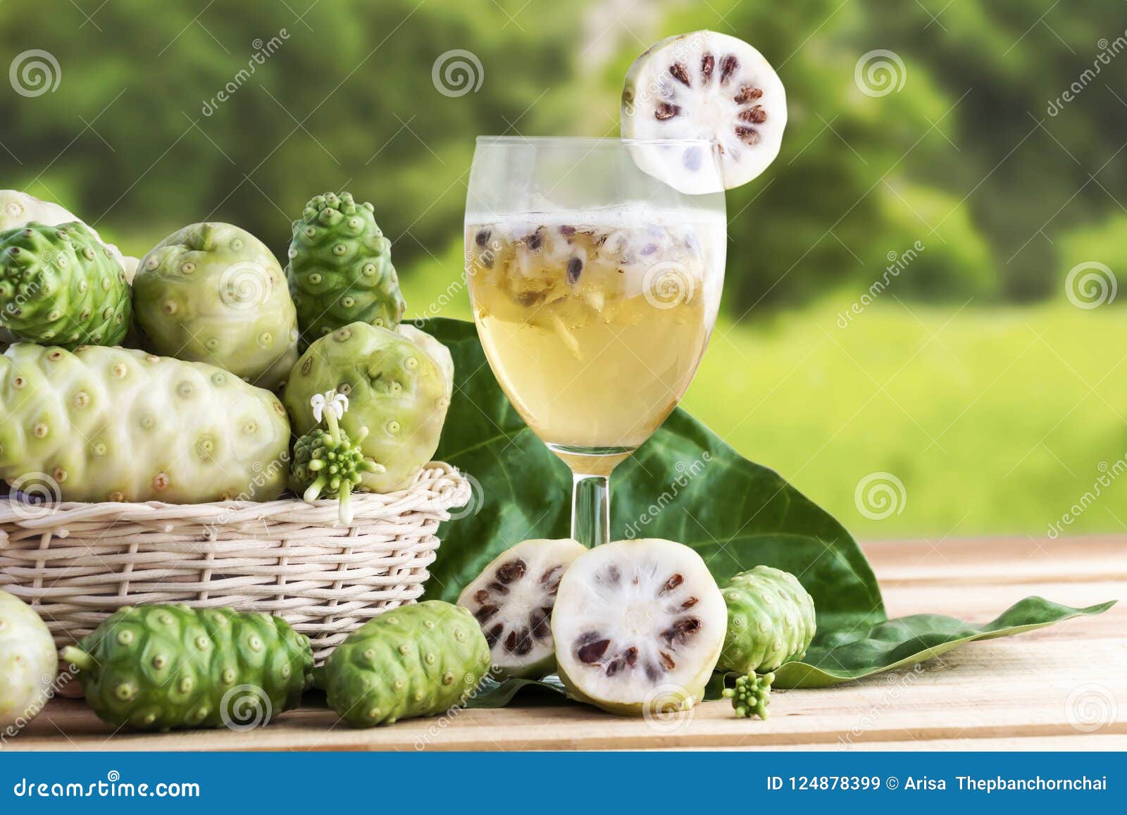 Frutta O Morinda Citrifolia Di Noni Con Il Succo E La Foglia Di