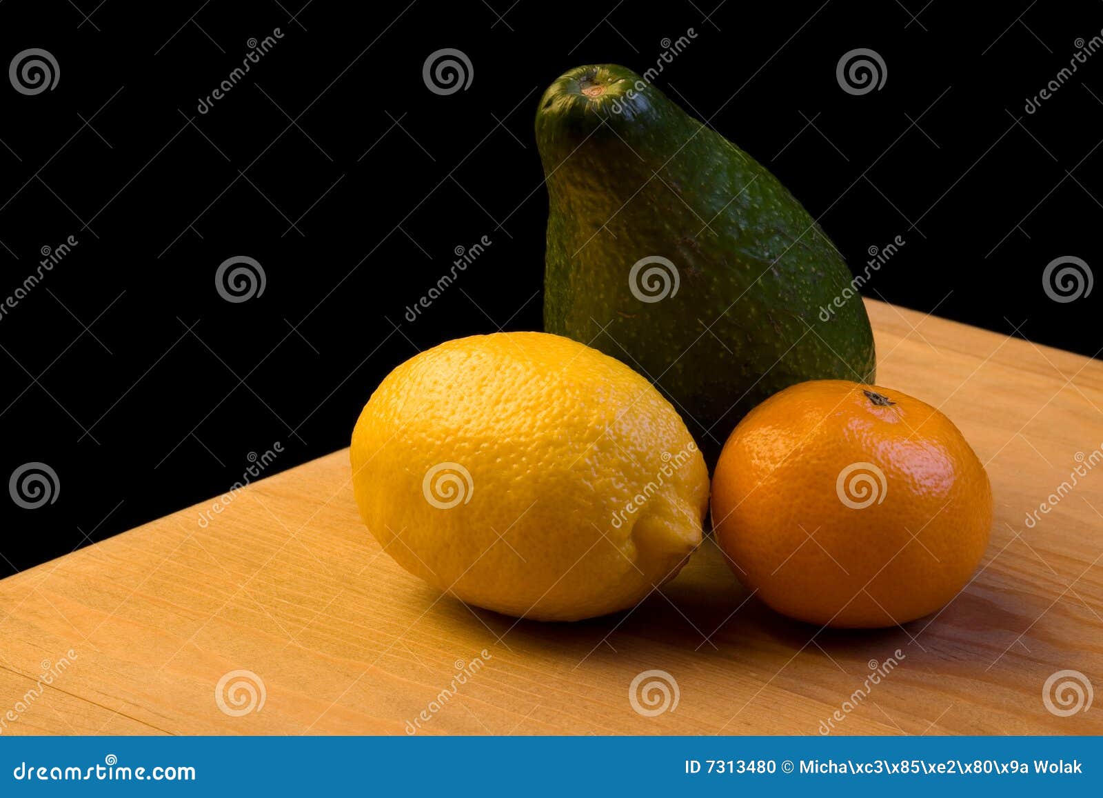 Frutta sulla tabella. Avocado, limone ed arancio sulla tabella. Priorità bassa nera.