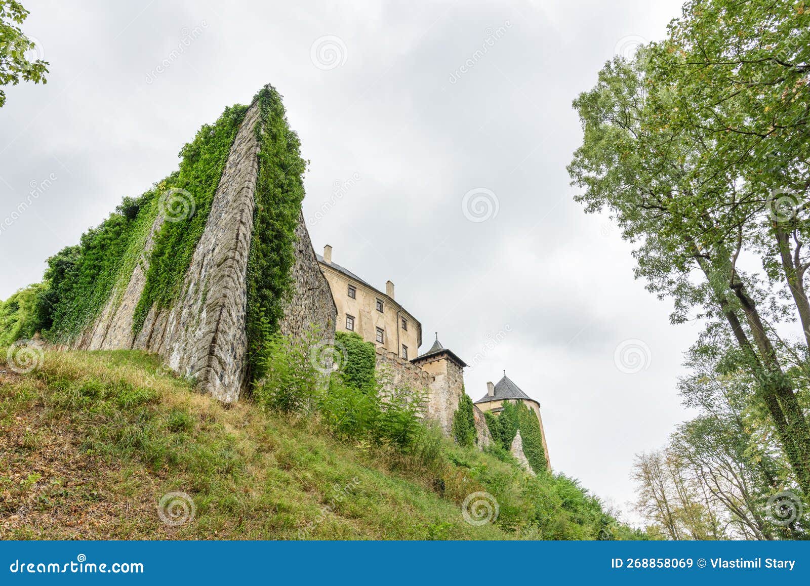 hrad a zÃ¡mek frydlant (pohled z vÃ½chodnÃ­ho smeru), czechia