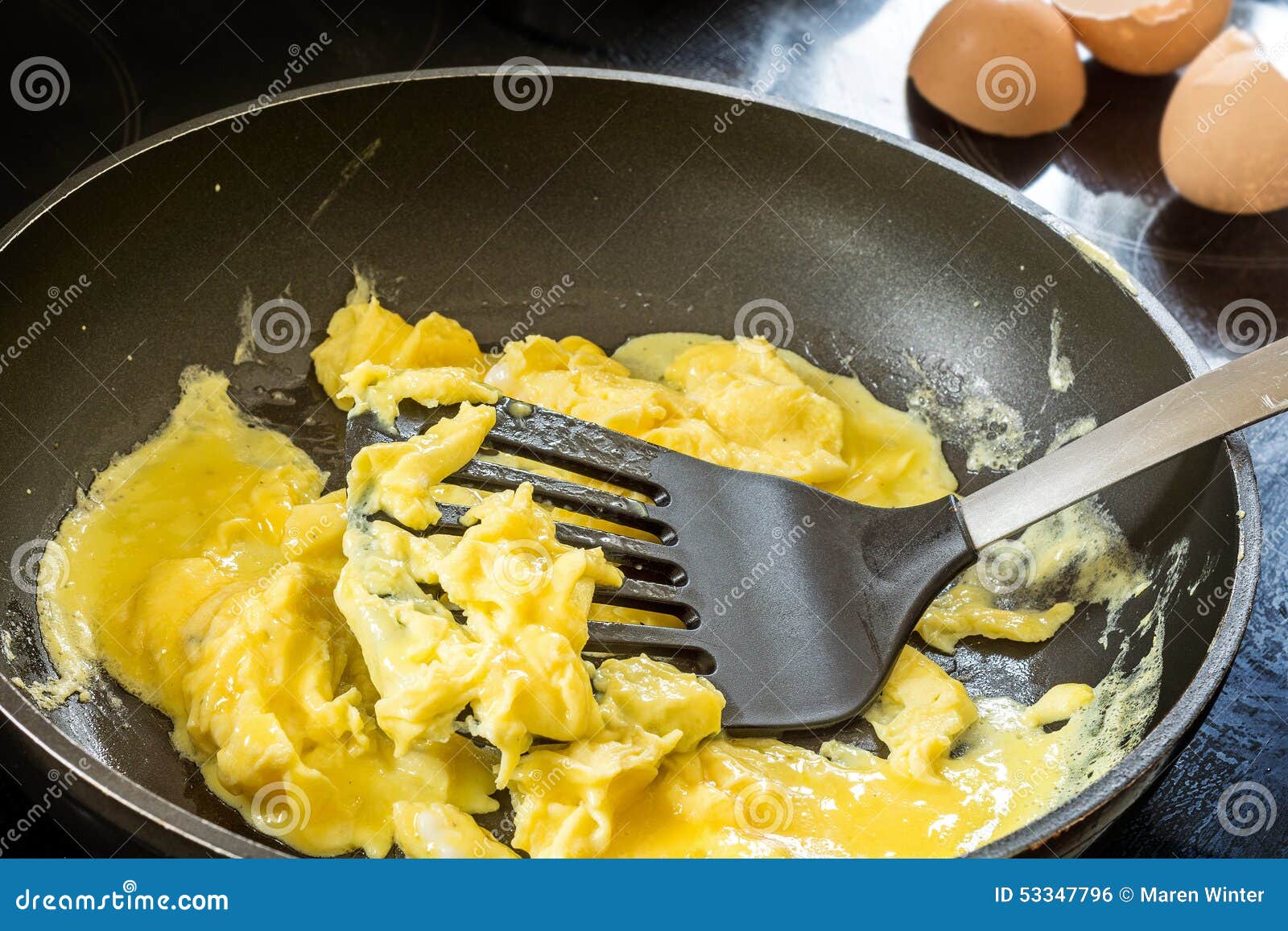 https://thumbs.dreamstime.com/z/frying-scrambled-eggs-pan-black-making-53347796.jpg