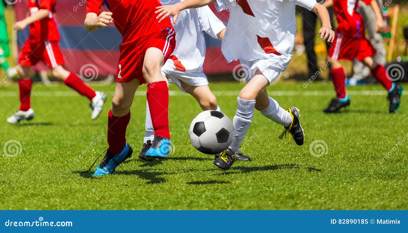 Fußball-Fußball-Tritt Fußballspielerduell Kinder, Die Fußballspiel Auf ...