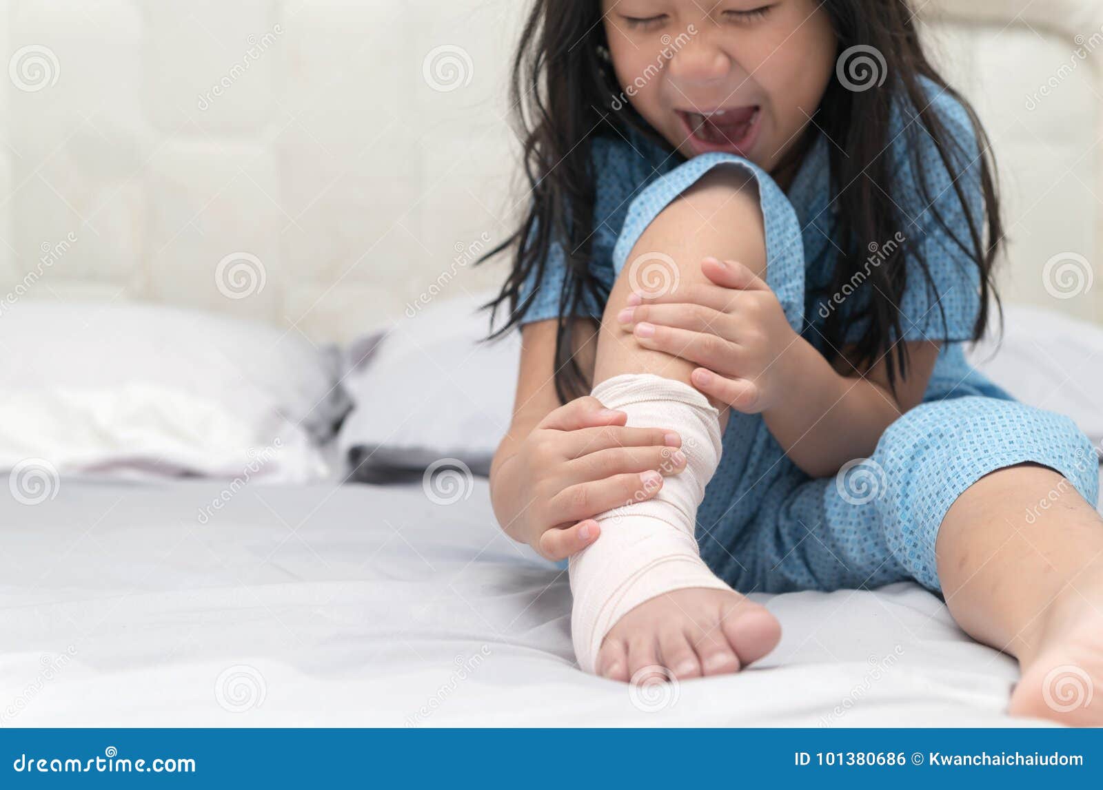 Fußschmerz Kleinkind Mit Dem Gebrochenen Bein Auf Bett, Stockfoto