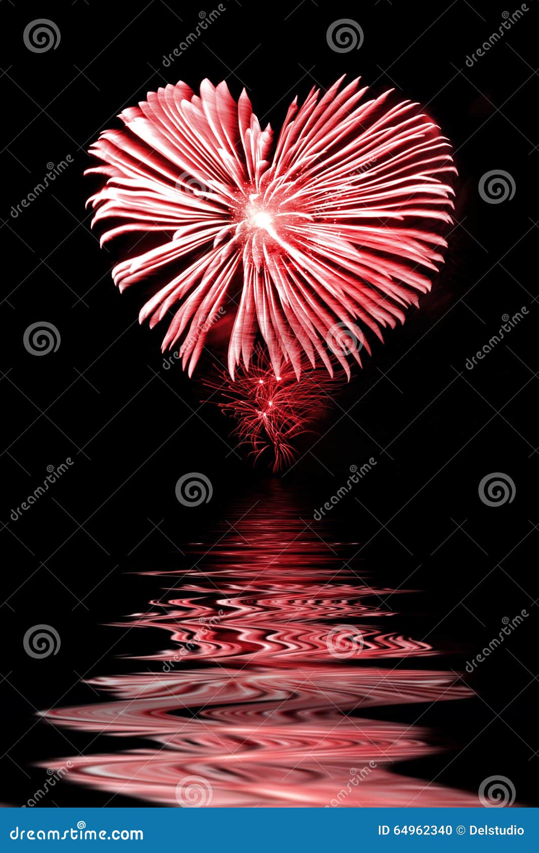 Fuego artificial rojo en la forma de un corazón, agua. Fuego artificial rojo en la forma de un corazón, reflexiones del agua