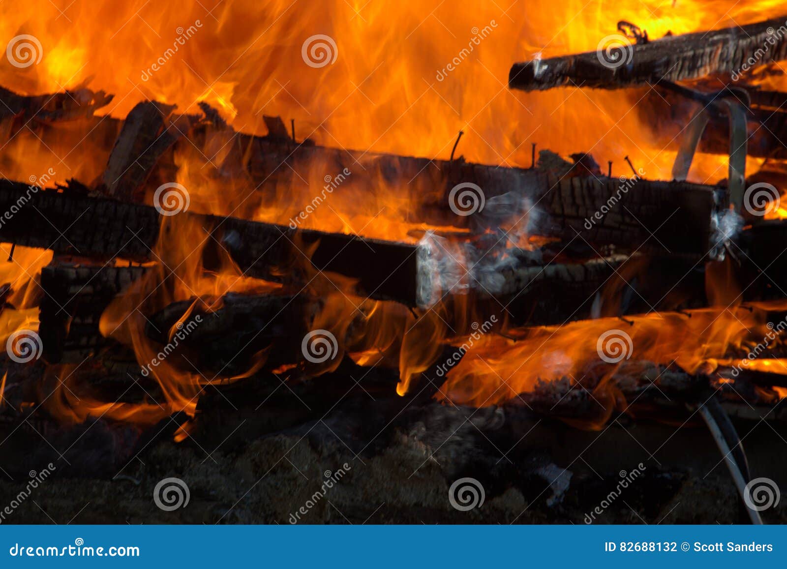 Fuego del edificio foto de archivo. Imagen de quema, hoguera 82688132