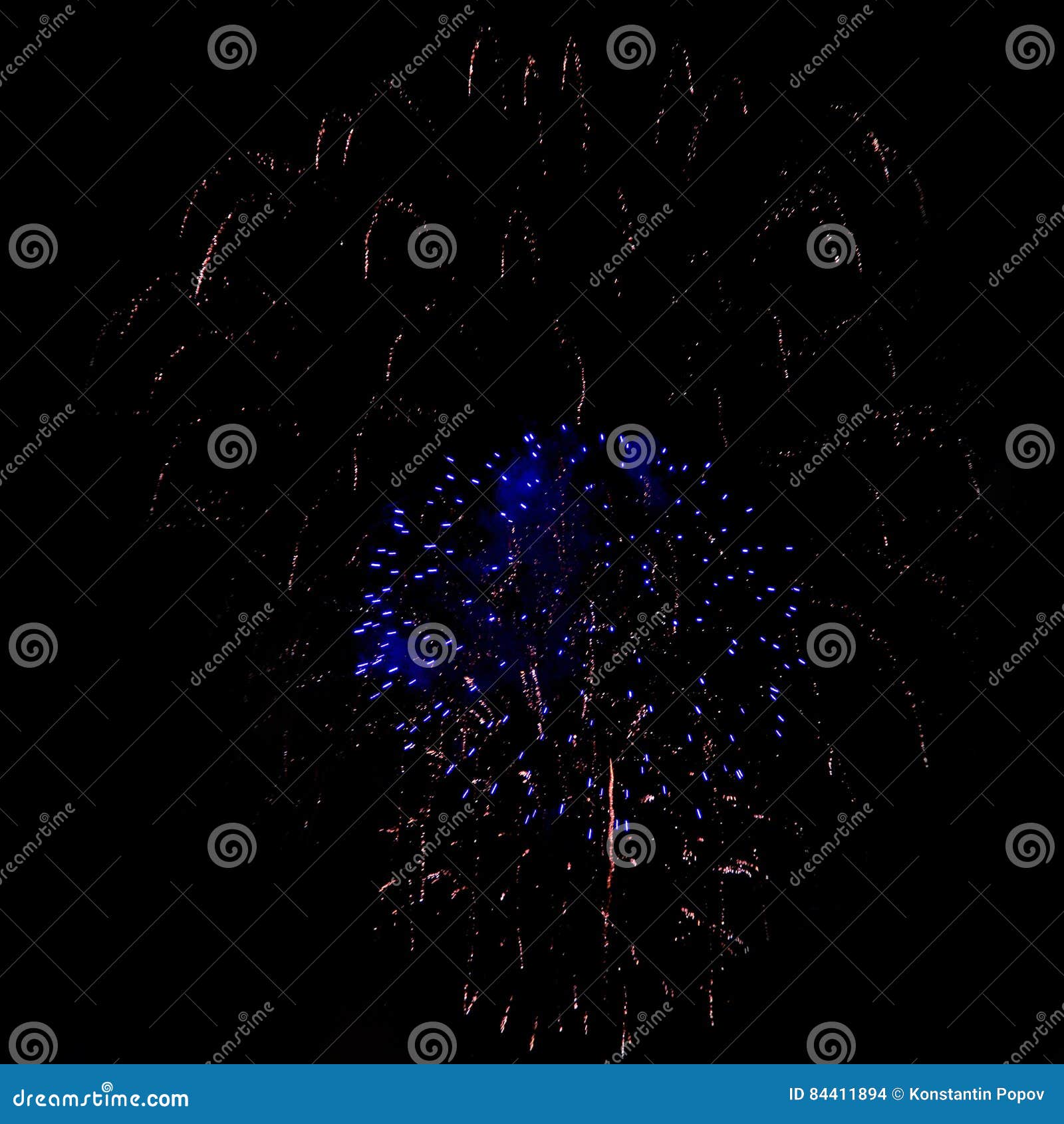 Colores de los fuegos artificiales de la noche diversos en un fondo negro Puede ser utilizado para montar