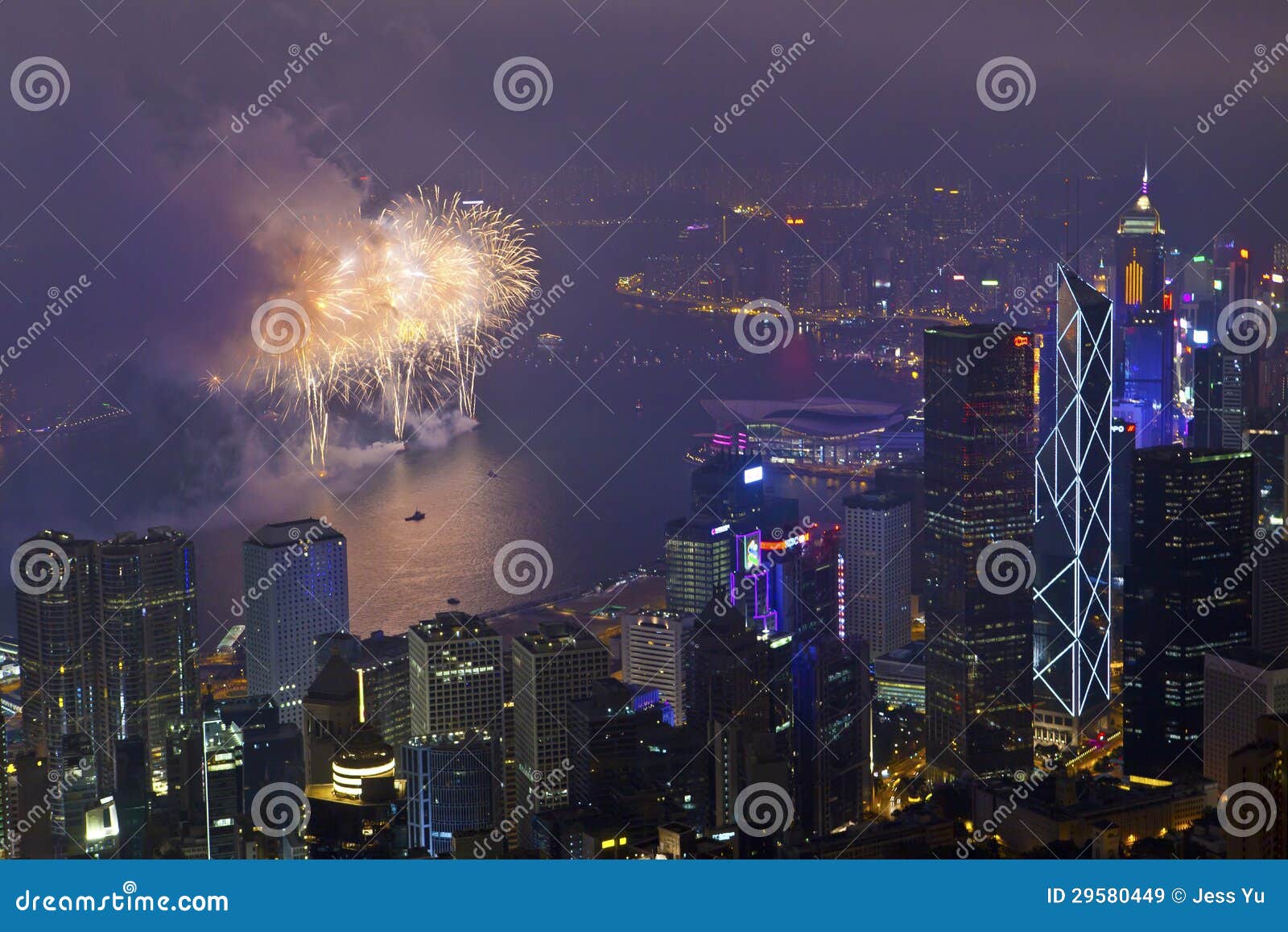 Fuegos artificiales de Hong Kong en Año Nuevo chino. HONG KONG - 11 de febrero, fuegos artificiales chinos del Año Nuevo de Hong Kong en el puerto de Victoria, Hong Kong el 11 de febrero de 2013. Es la celebración del año de serpiente y dura por 30 minutos.