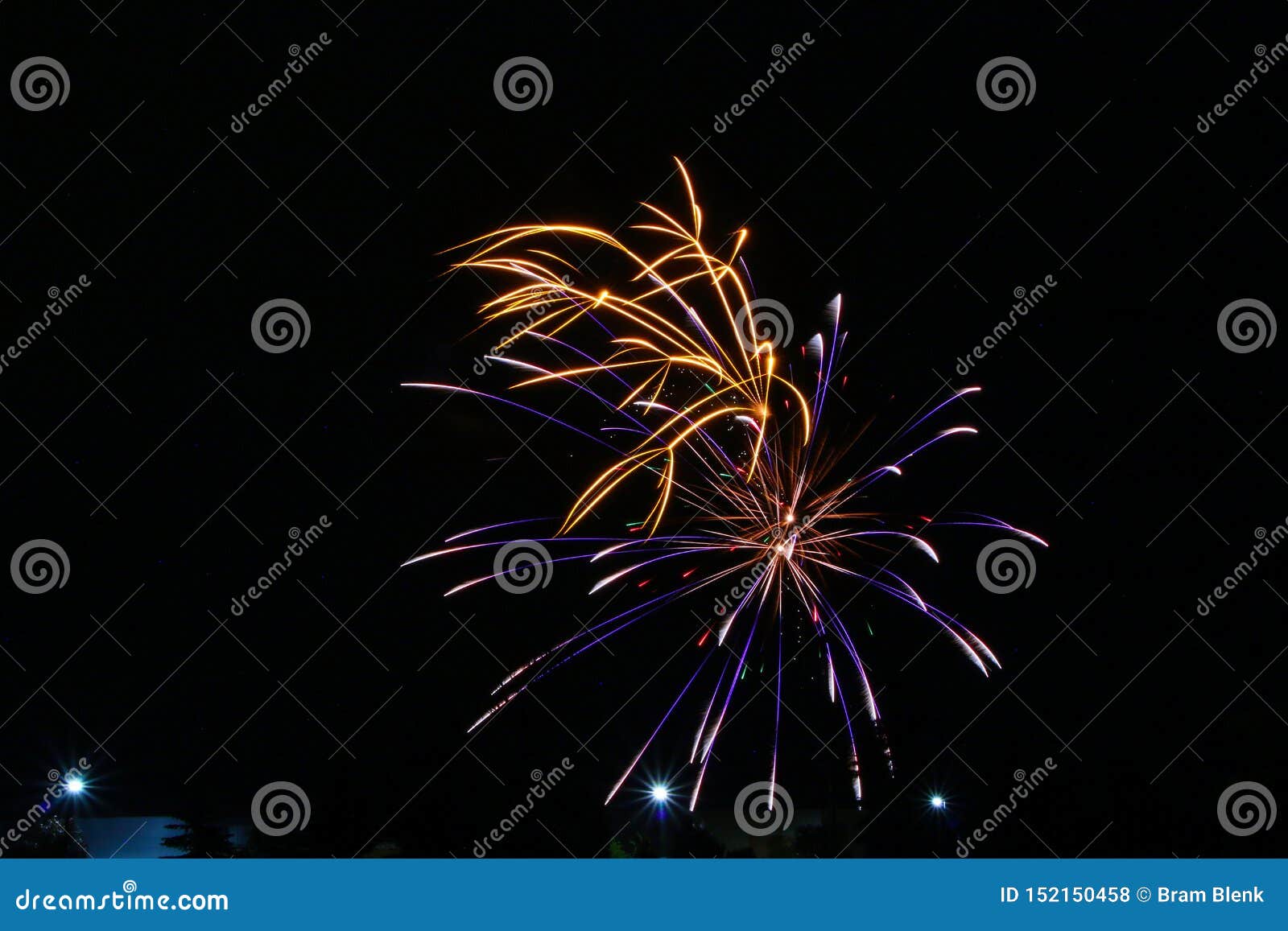 Fuegos artificiales el día de Canadá en Stittsville 3. La pequeña ciudad de Stittsville en el borde occidental de Ottawa sostuvo algunos fuegos artificiales preciosos este día de Canadá El cielo sobre todo nube-cubierto proporcionó un fondo perfectamente liso y negro para la pirotecnia colorida