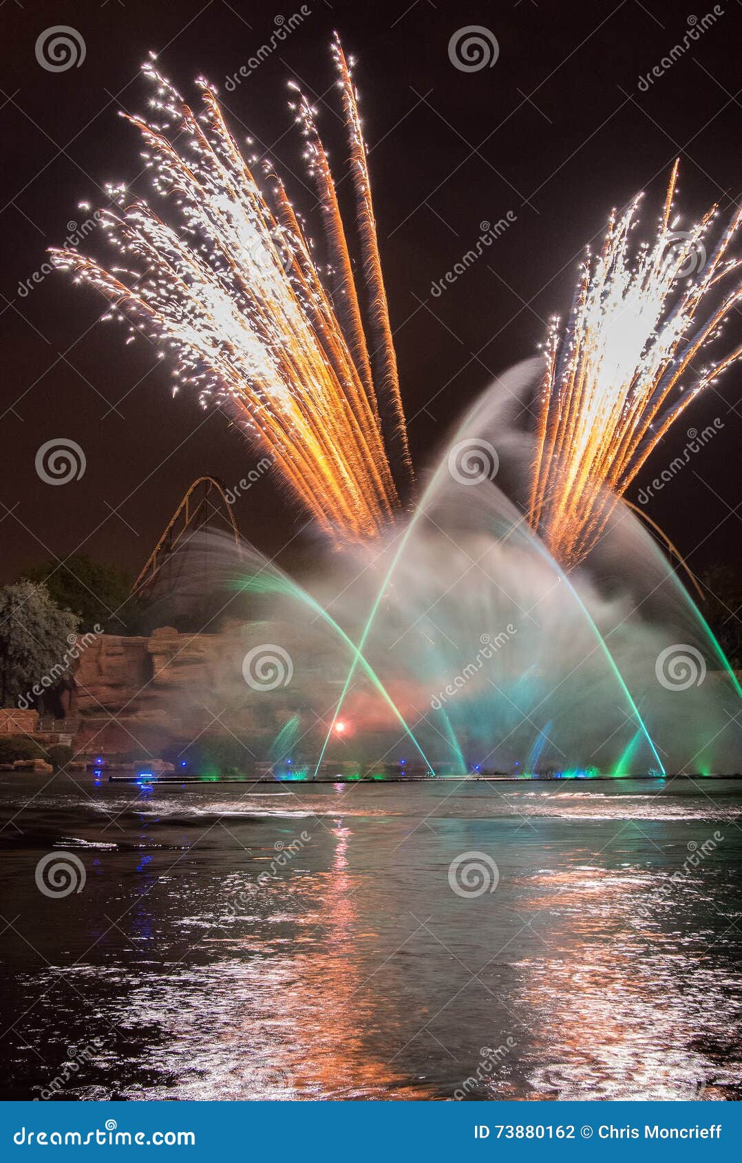 Fuegos Artificiales Y Fuentes Fotografía editorial - Imagen de canal,  fuentes: 73880162, image size:1078x1690