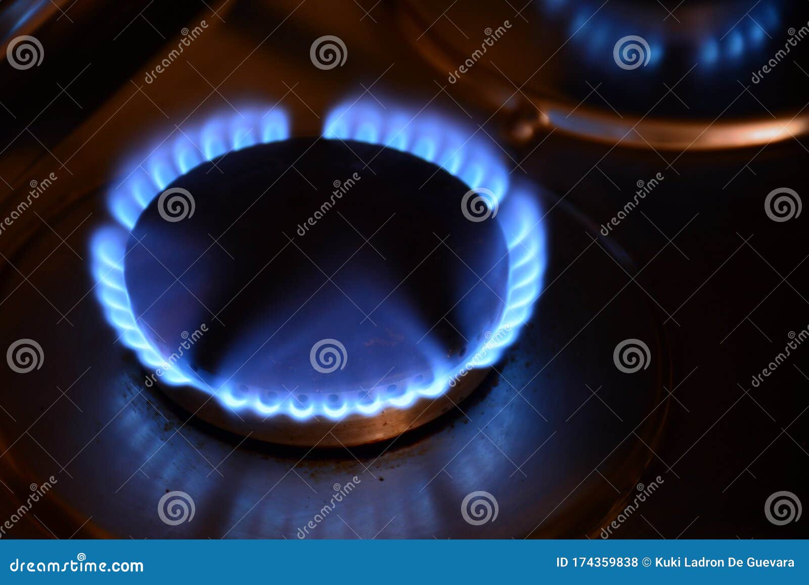 fuegos encendidos de una hornilla de gas