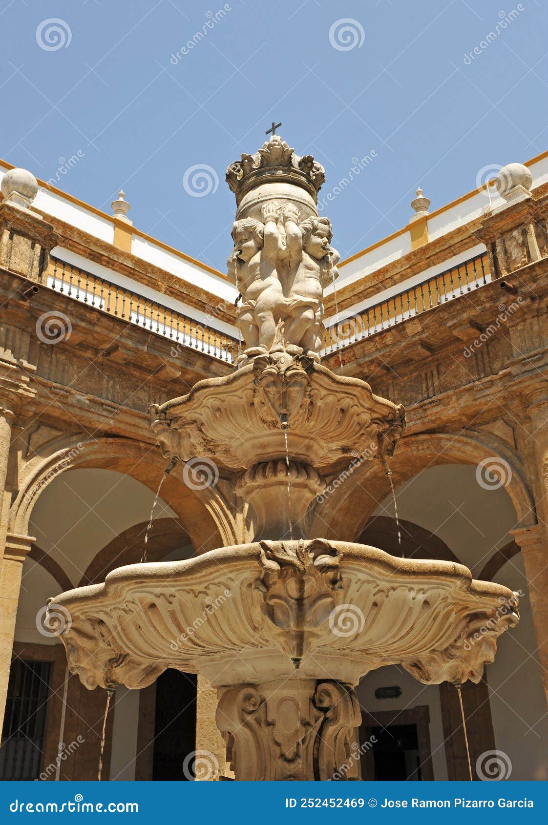 fuente barroca en el interior de la real fÃÂ¡brica de tabacos de sevilla, andalucÃÂ­a, espaÃÂ±a.