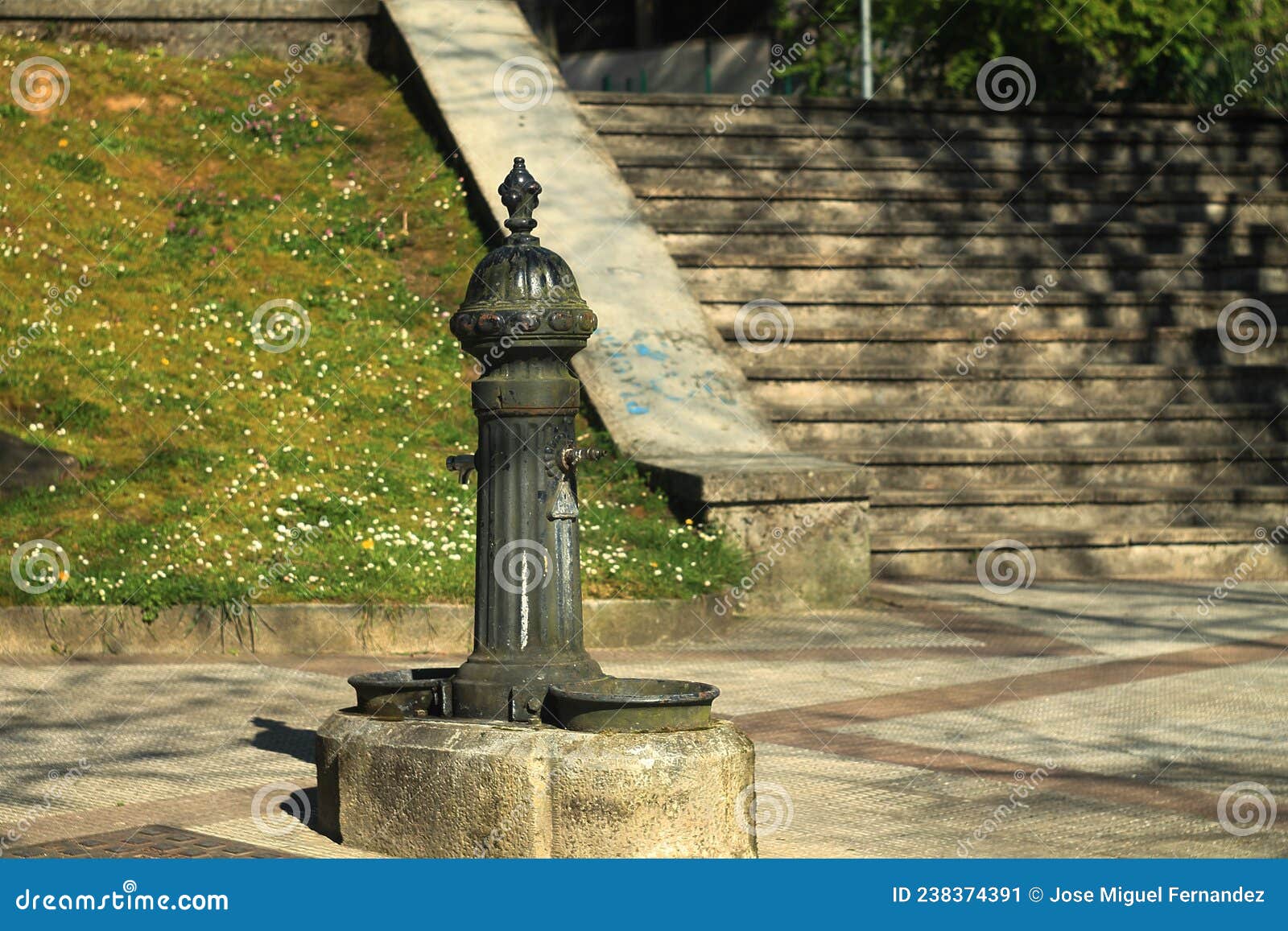 fuente de hierro en la plaza del pueblo.