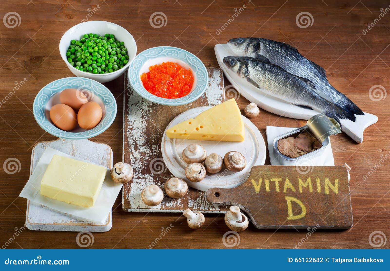 Fuentes de la comida de la vitamina D en un fondo de madera Visión superior