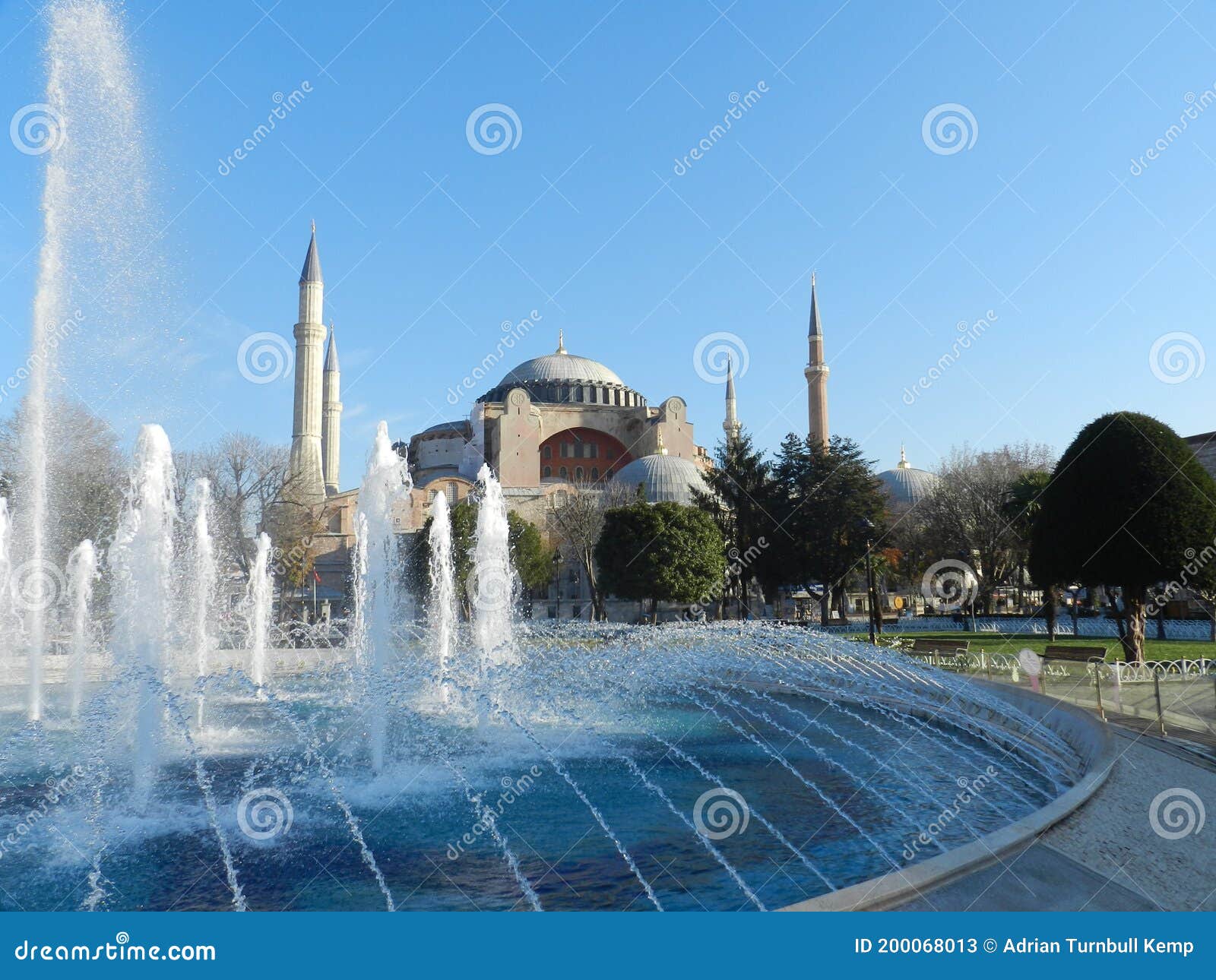 Fuentes Y La Gran Mezquita De Santa Sofía, Estambul, Turquía Imagen de  archivo - Imagen de ocurre, cubo: 200068013
