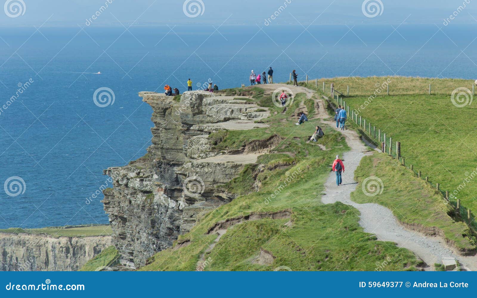 Fuga em penhascos de Moher. Os penhascos de Moher no condado Clare são um dos penhascos os mais altos do mar na Irlanda e são um destino popular do turista