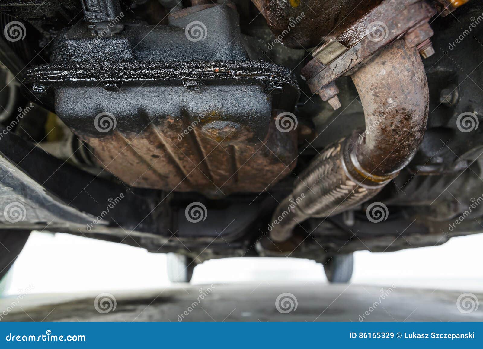 Fuite D'huile Dans Le Moteur De Voiture, Vue Inférieure Sur Le Carter De  Vidange D'huile Image stock - Image du diesel, mécanicien: 86165329