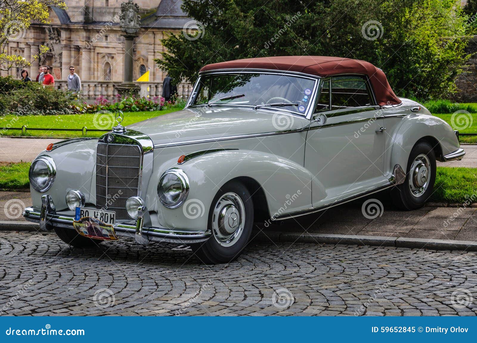 FULDA, DEUTSCHLAND - MAI 2013: Coupé W188 Retro- c Mercedes-Benzs 300S. FULDA, DEUTSCHLAND - MAI 2013: Retro- Auto Coupés W188 Mercedes-Benzs 300S auf MAI 9, 2013 in Fulda, Deutschland