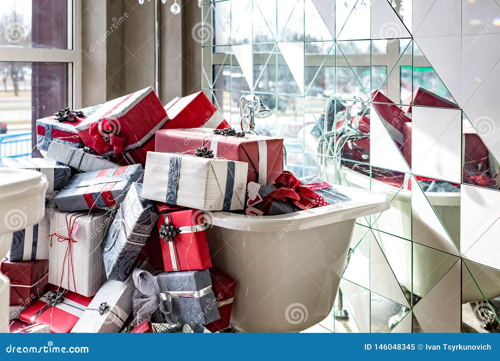 Full Bath Of Gifts In A Luxury Plumbing Shop Stock Image