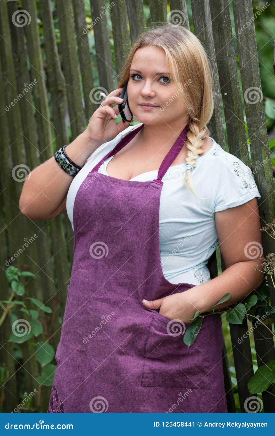 Bugsering at tiltrække skræmmende Full-figured Country Woman Holding Mobile Phone and Looking at Camera,  Standing Front of Fence Stock Image - Image of phone, country: 125458441