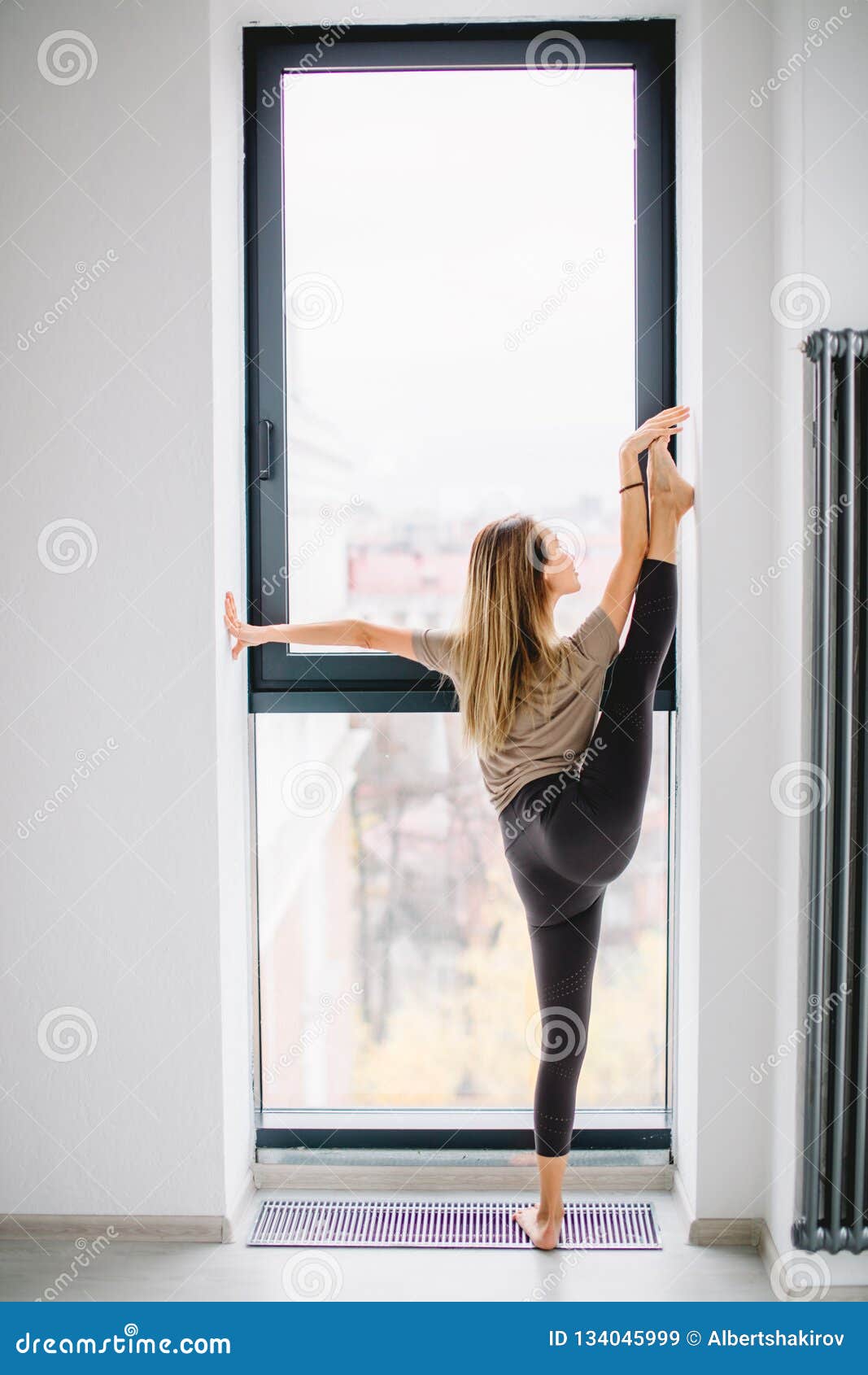 260+ Straight Leg Raise Stock Photos, Pictures & Royalty-Free Images -  iStock