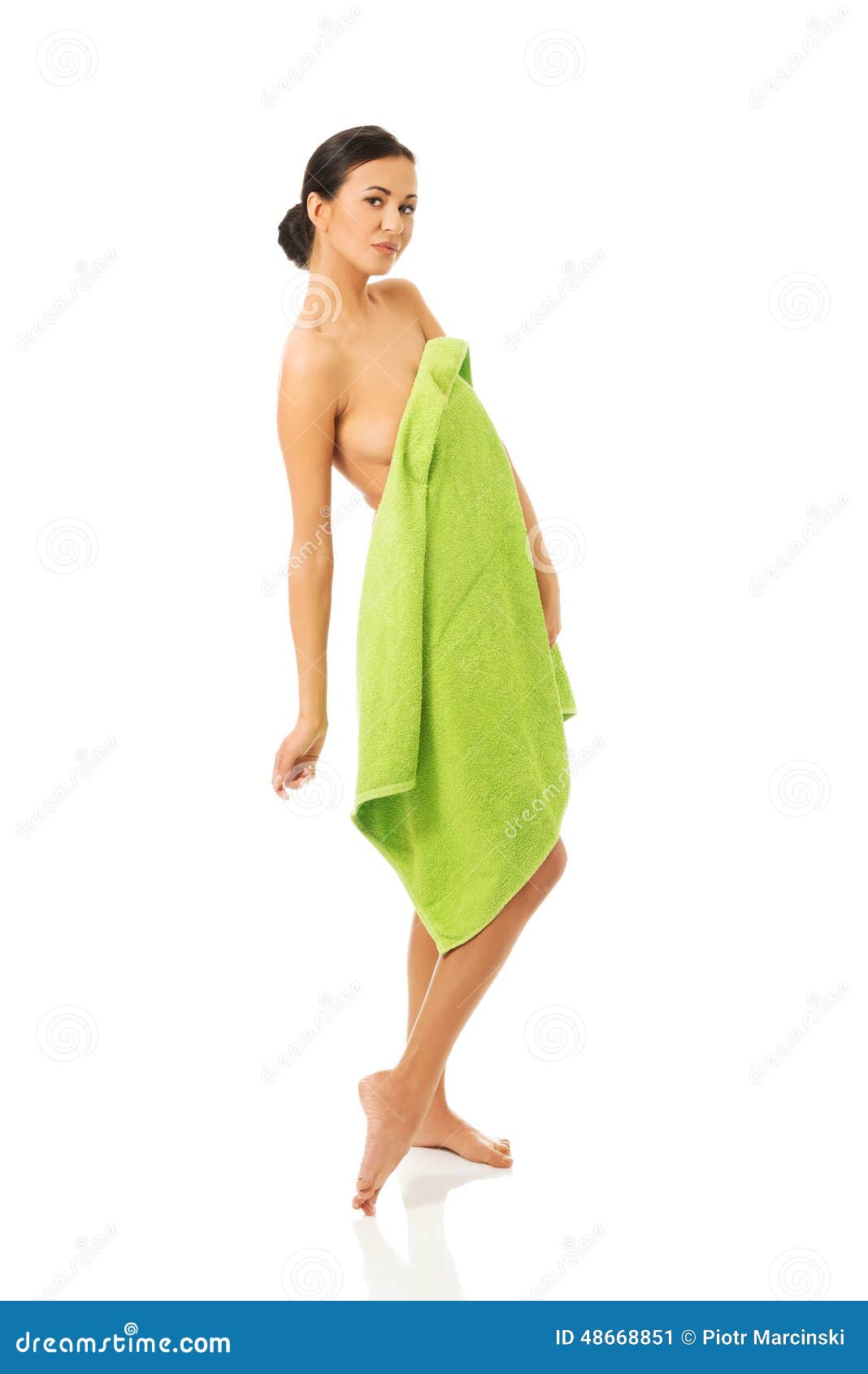 Ходит в полотенце. Девушка обернутая в полотенце. Девушка в одном полотенце. Девушка завернутая в полотенце. Девушка в зеленом полотенце.
