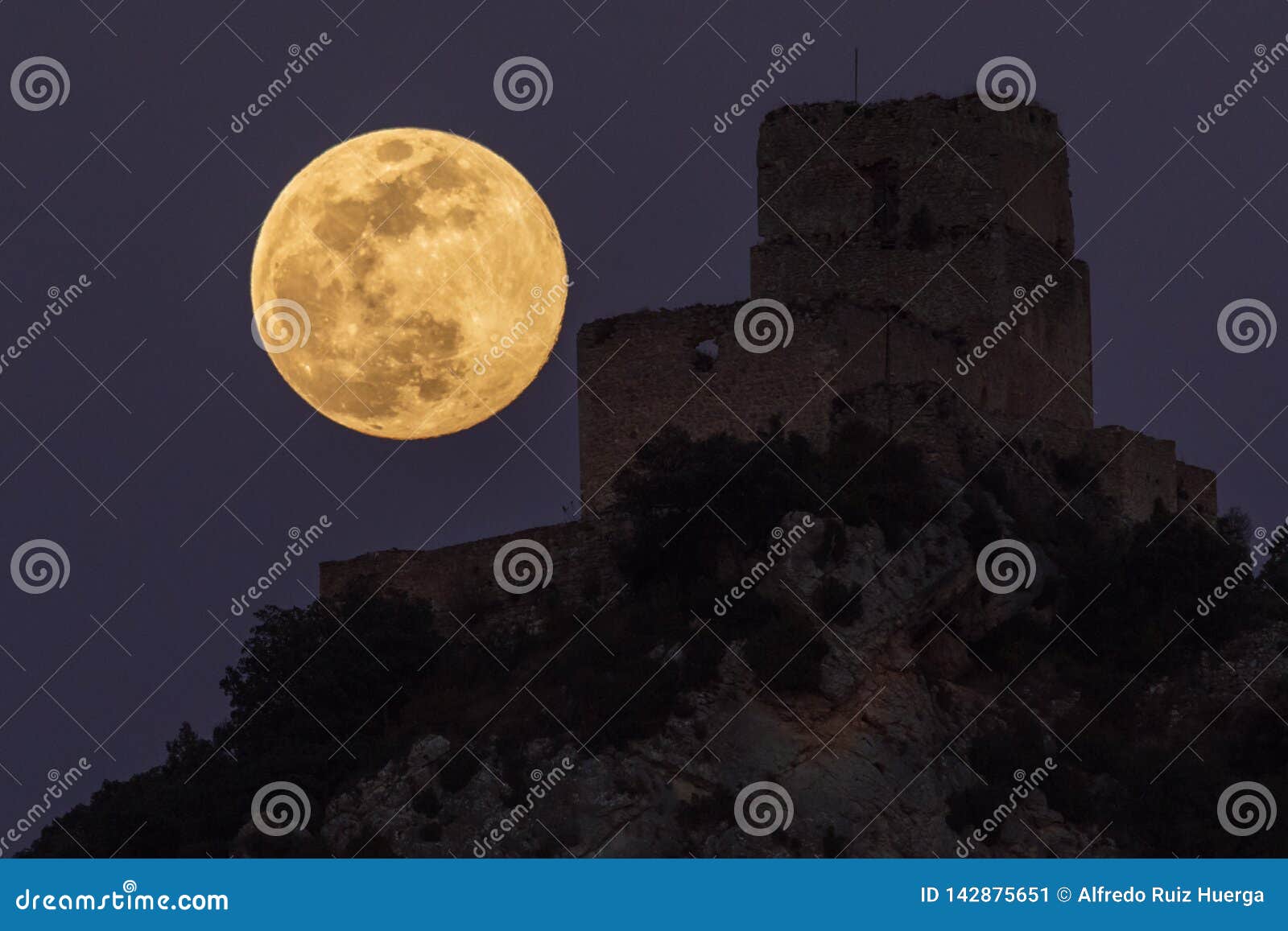 full moon over ocio castle