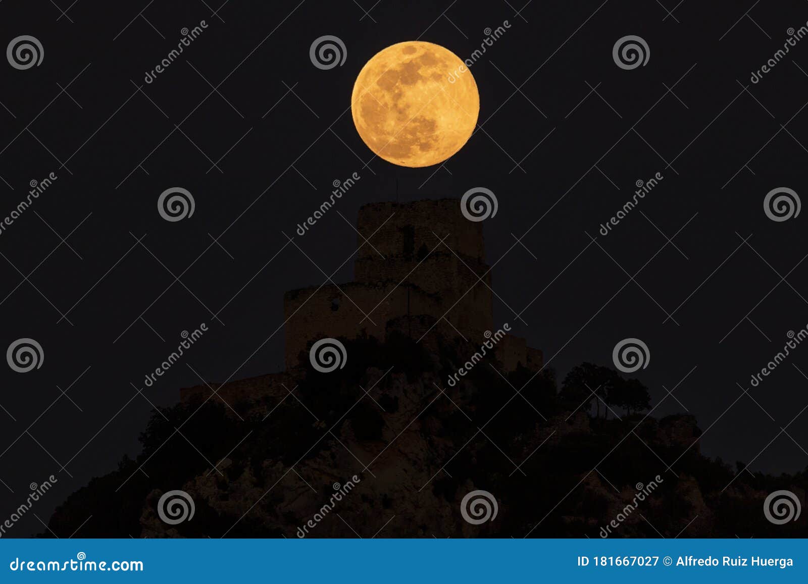 full moon over ocio castle