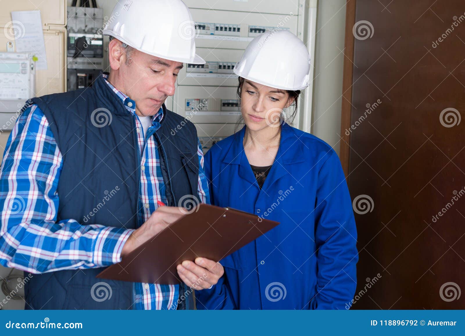fully-fledged electrician and female apprentice