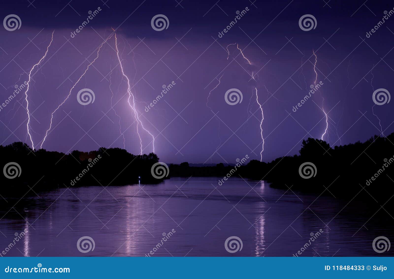 Fulmine alla notte di estate. Tempesta di notte di colpo di fulmine di estate sopra il fiume alla notte