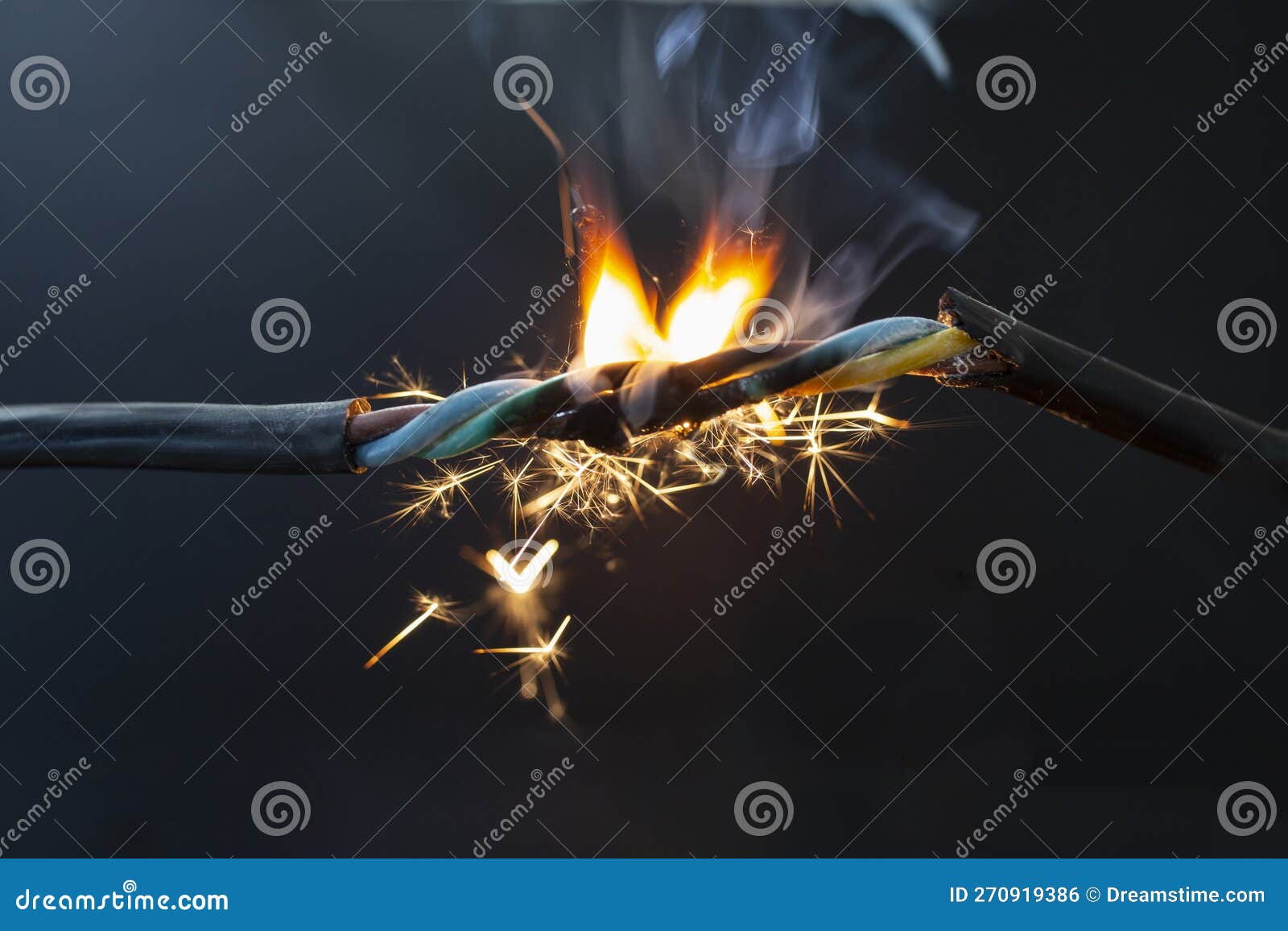 Fumée De Flamme Et étincelles Sur Le Concept De Danger D'incendie  électrique Par Câble Photo stock - Image du coût, brûlure: 270919386