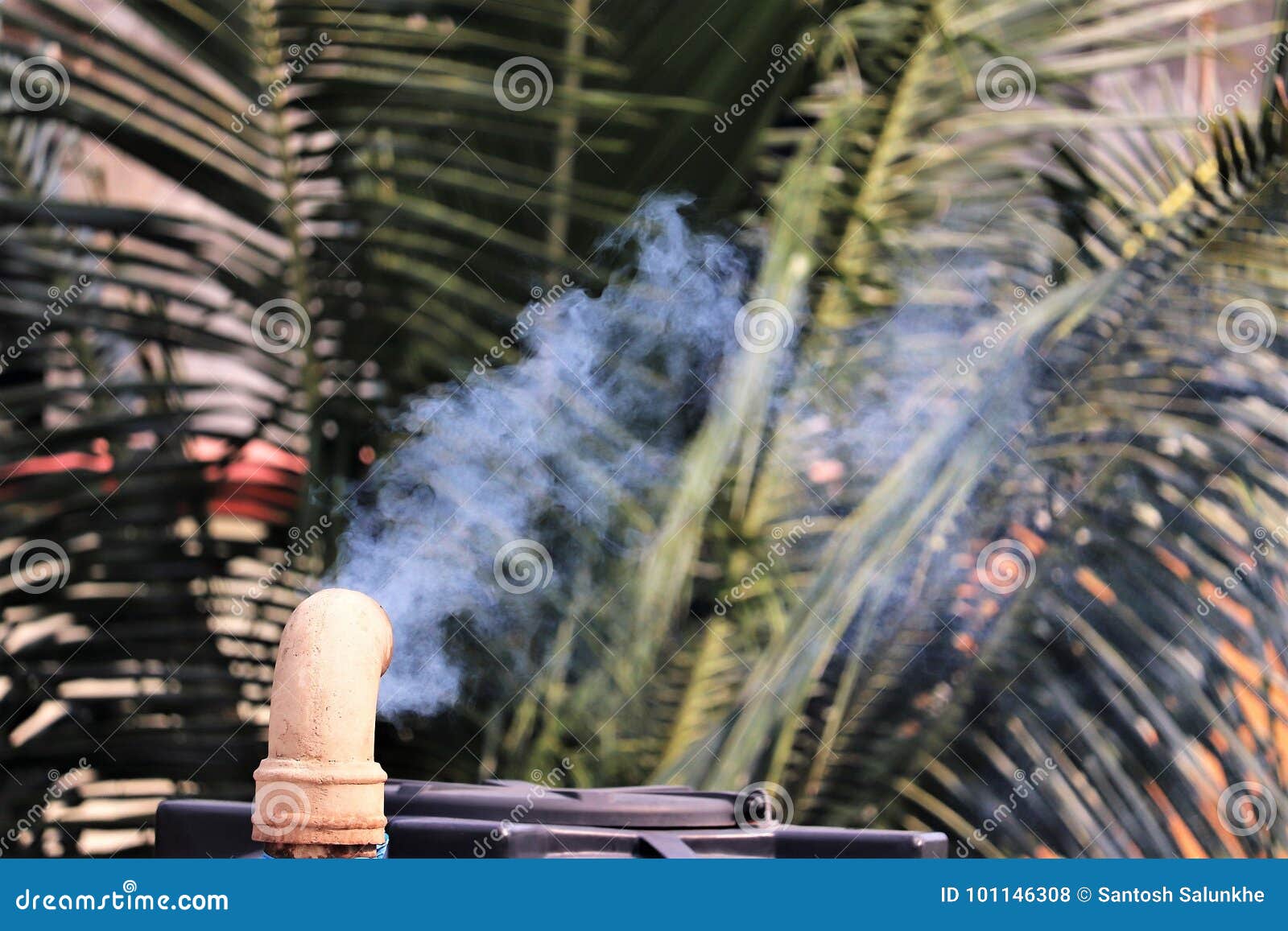 Fume emerger fuera de una chimenea de una casa que causa la contaminación