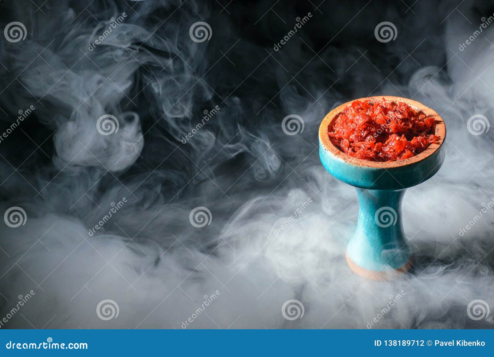 Fumo di tabacco di Shisha fotografia stock. Immagine di narghilè - 138189712
