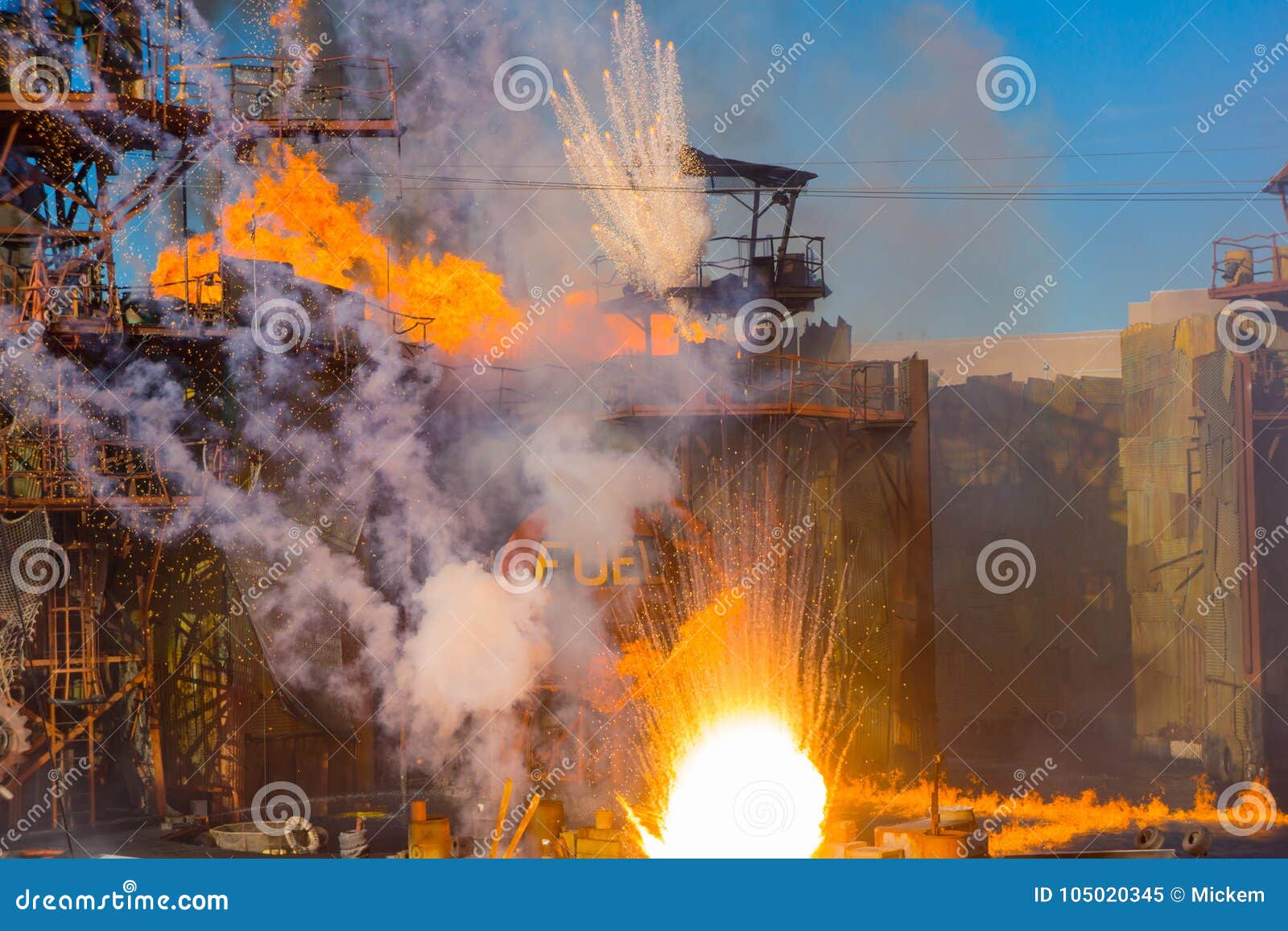 Fumo E Fogos-de-artifício Da Mostra Do Fogo Do Mundo Da água Dos Estúdios  Universais Imagem Editorial - Imagem de paisagem, extremo: 105020345