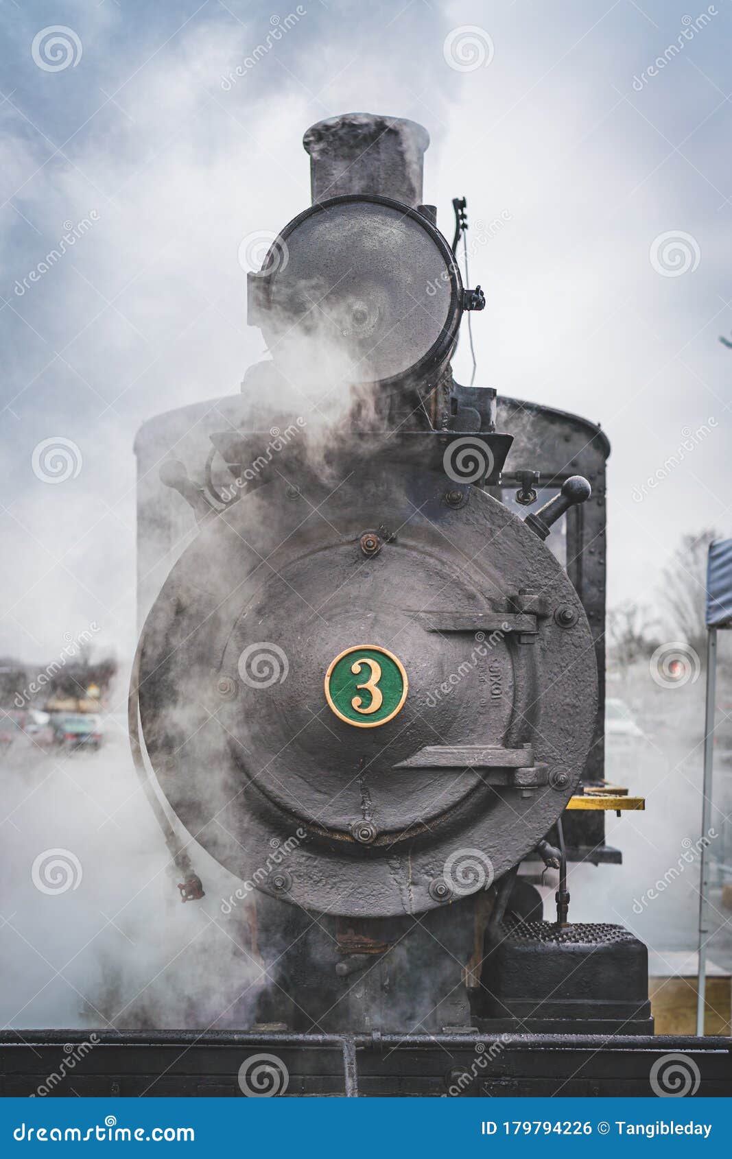 Fumo E Nebbia Del Motore a Vapore Fotografia Stock - Immagine di fumo,  cieli: 179794226