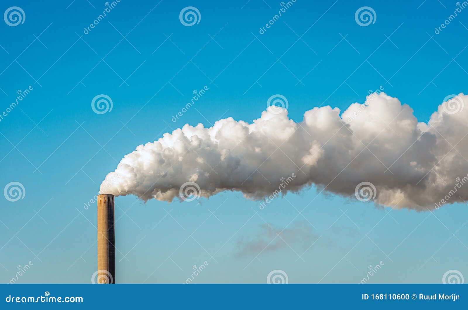 Fumo E Vapore Provenienti Da Una Ciminiera Di Fabbrica Fotografia Stock -  Immagine di scarico, architettura: 168110600