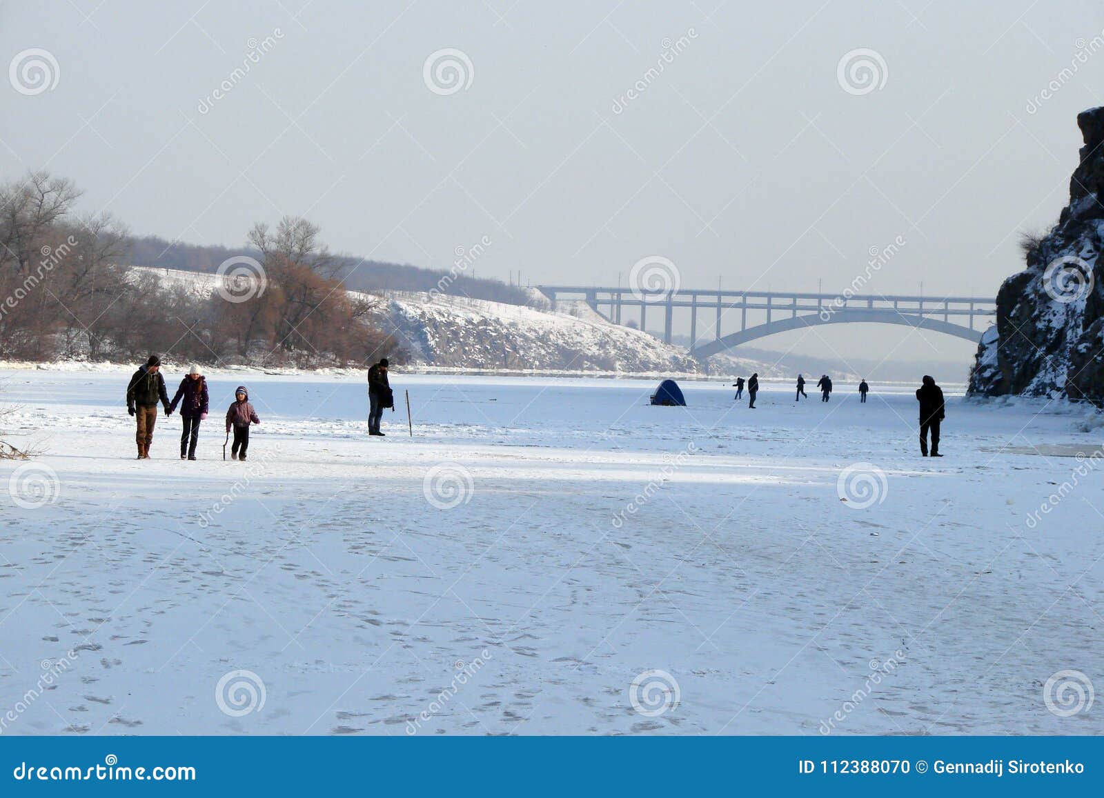Ucrania en guerra - Página 4 Fun-walk-dangerous-ice-frozen-dnipro-river-clear-frosty-weekend-water-mirror-covered-ice-112388070
