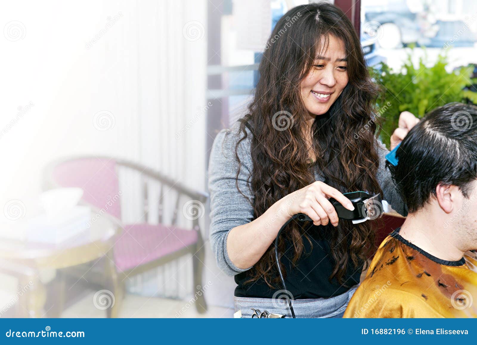 Funcionamento Do Hairstylist Foto de Stock Imagem de atrativo, povos