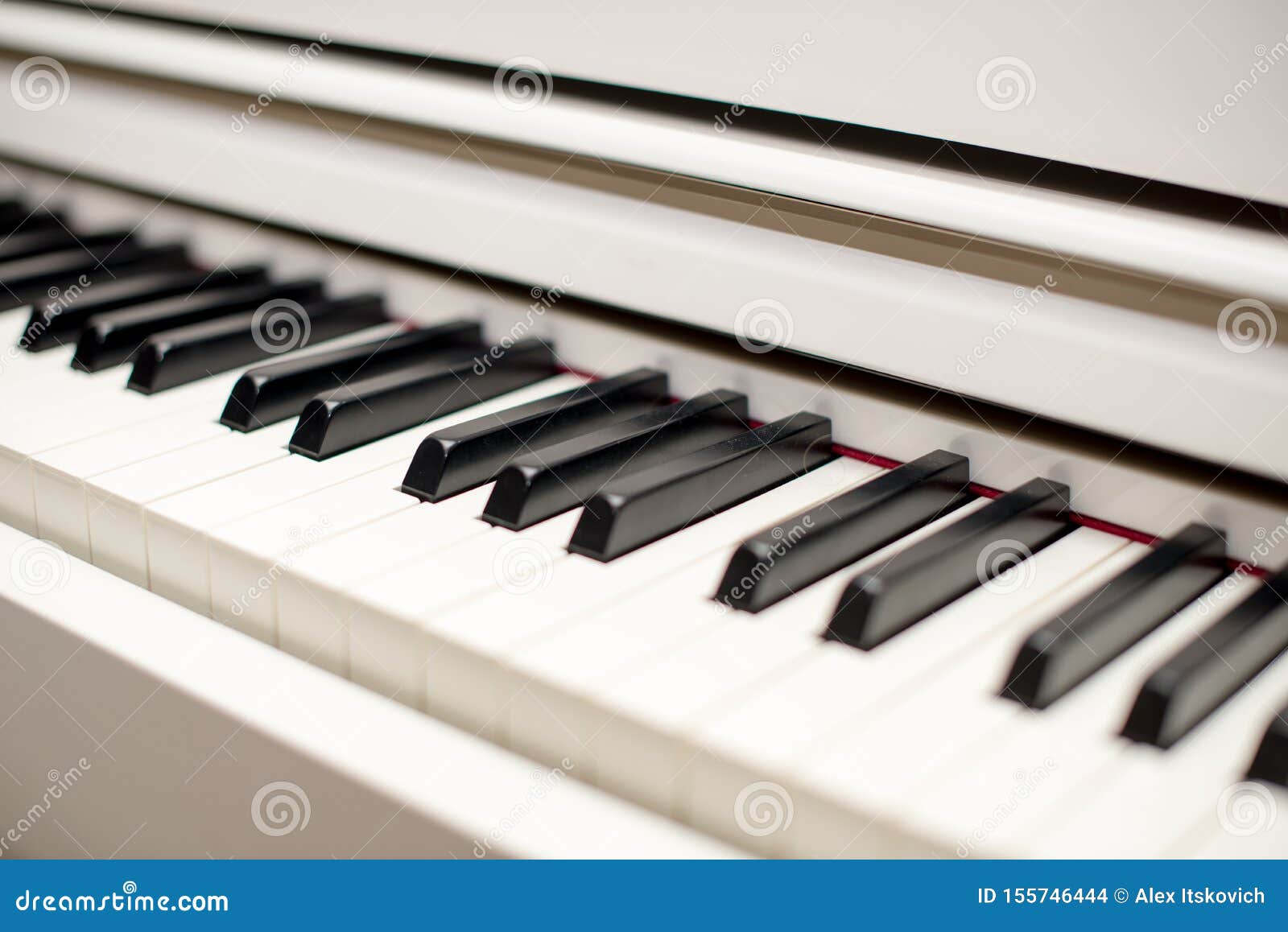 Jogo Das Mãos Do Pianista Da Música Do Piano Detalhes Do Piano De Cauda Do  Instrumento Musical Com Mão Do Executor No Fundo Branc Foto de Stock -  Imagem de melodia, pianista