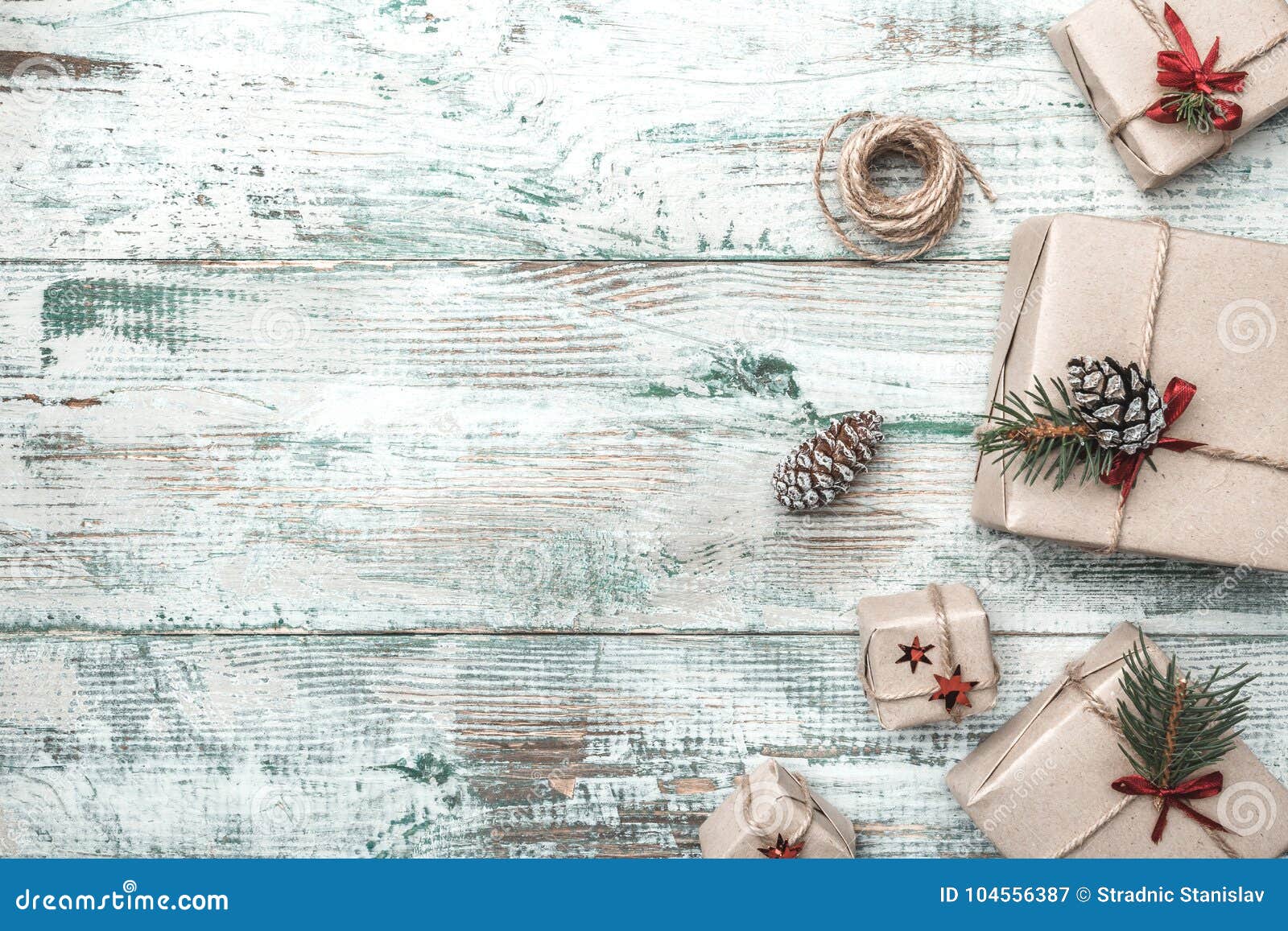 Fundo Branco Objeto Do Pinho Cones Espaço Para a Mensagem Do ` S De Santa  Cartão Do Natal, Natal, Ano Novo E Xmas Imagem de Stock - Imagem de  presentes, feriado: 104556387