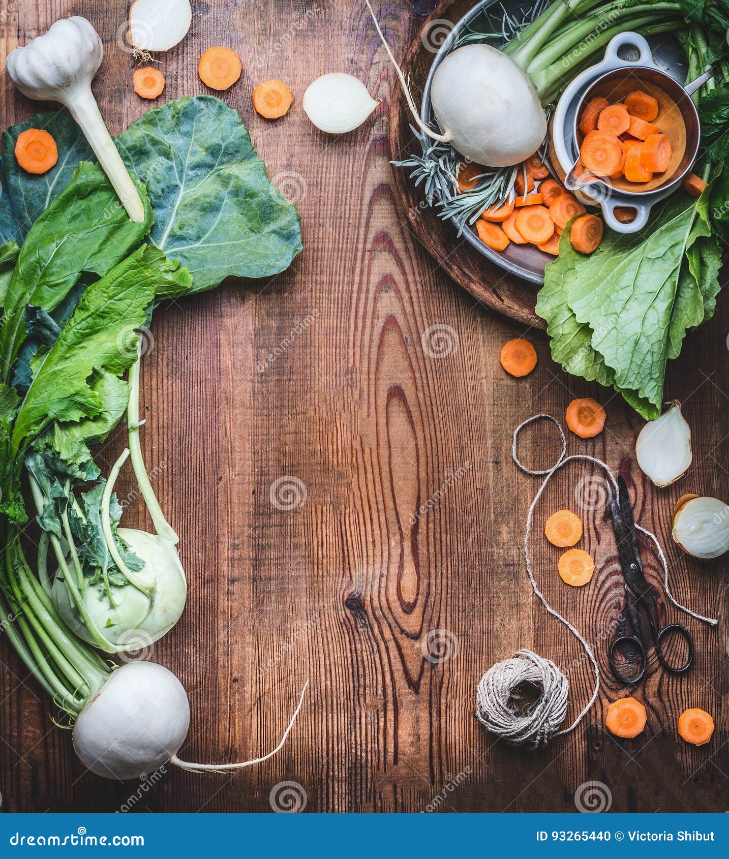 Fundo com os vegetais locais orgânicos frescos na mesa de cozinha rústica de madeira, vista superior do alimento do vegetariano, cozinhando a preparação O alimento saudável, vegetariano e limpa o conceito comer da dieta