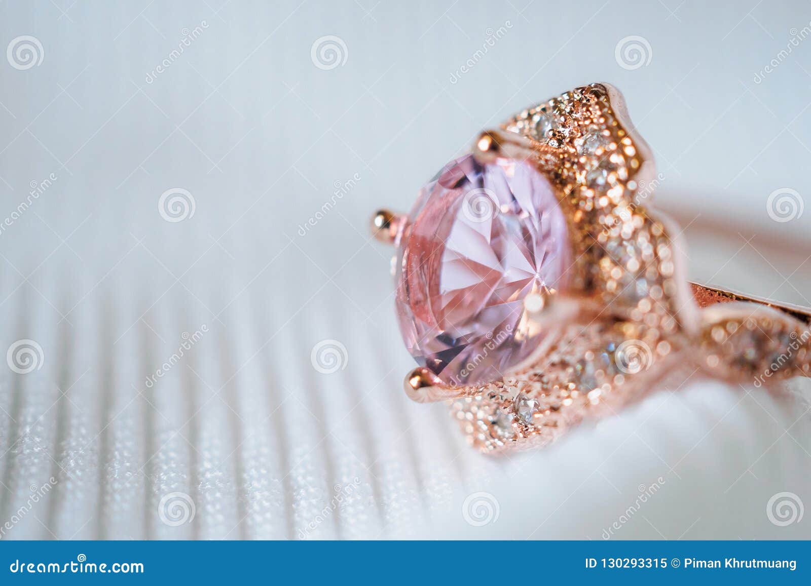 Fundo Cor-de-rosa Luxuoso Do Anel De Pedra Preciosa Da Safira Do Ouro Da  Joia Imagem de Stock - Imagem de amor, luxo: 130293315