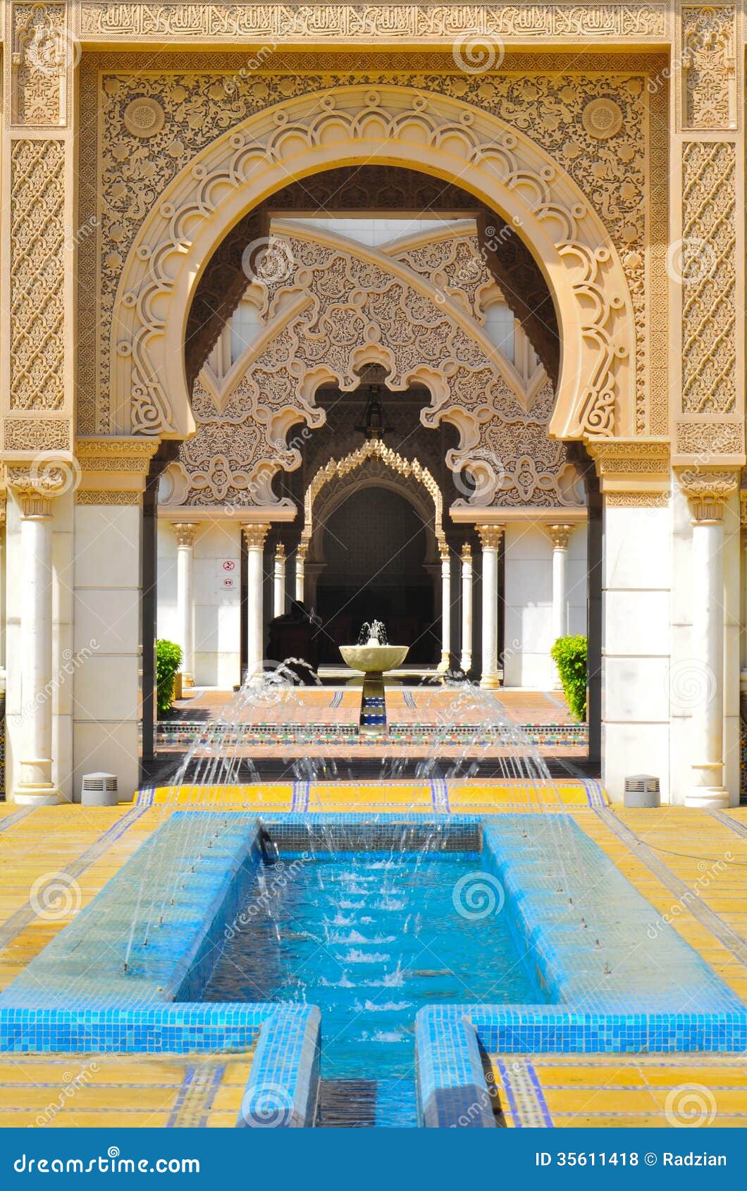 Fundo da arquitetura islâmica do detalhe. Arquitetura marroquina do detalhe do palácio do al-hambra. A imagem mostra uma porta beatifully decorada do palácio.