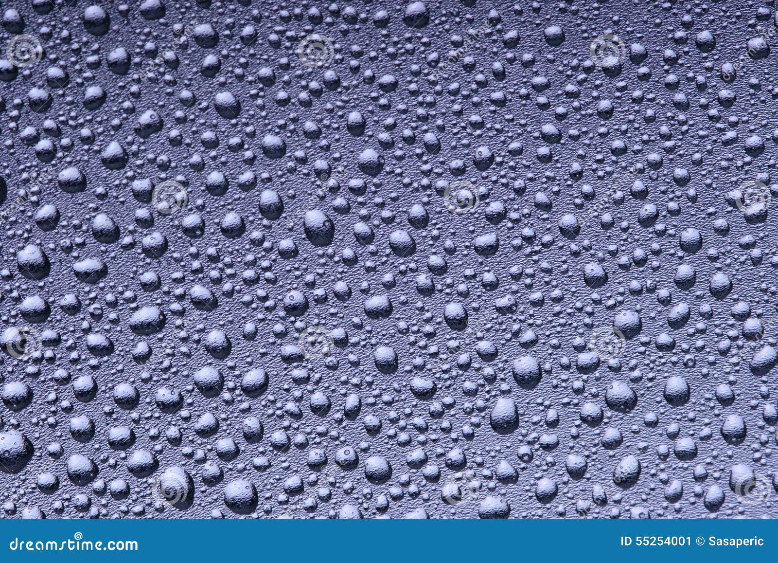 Fundo de gotas bonitas da água em uma superfície do vidro