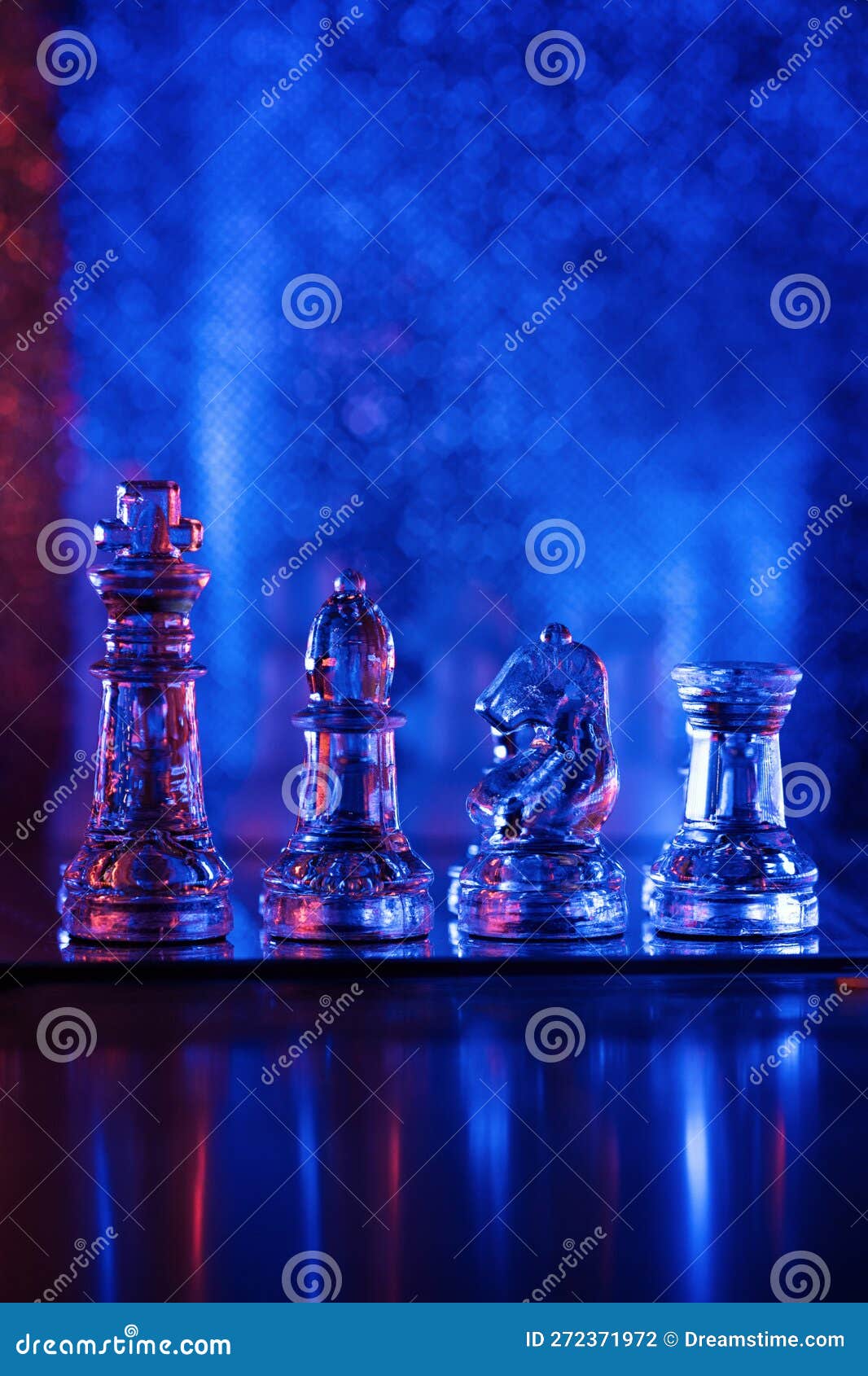 Peças de xadrez de vidro em um tabuleiro de xadrez de vidro com reflexão.