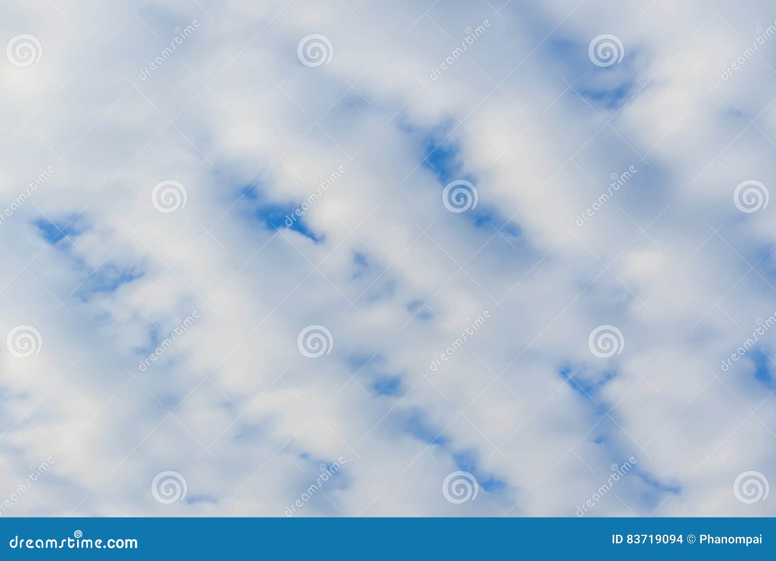 Fundo do céu azul com nuvens minúsculas