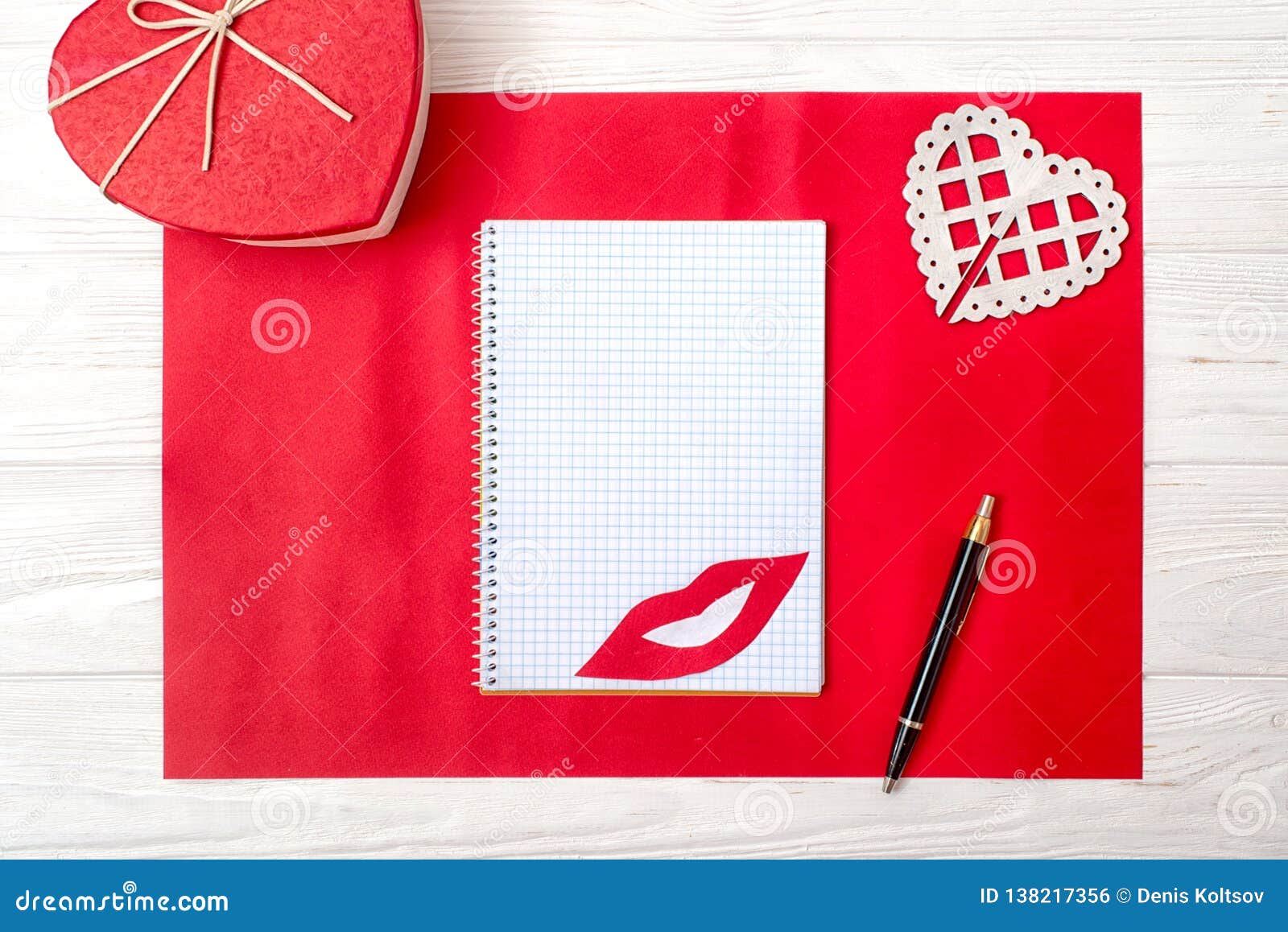 Fundo do dia de Valentim com um caderno vazio para entradas românticas e a caixa de presente na forma do coração Rosa vermelha