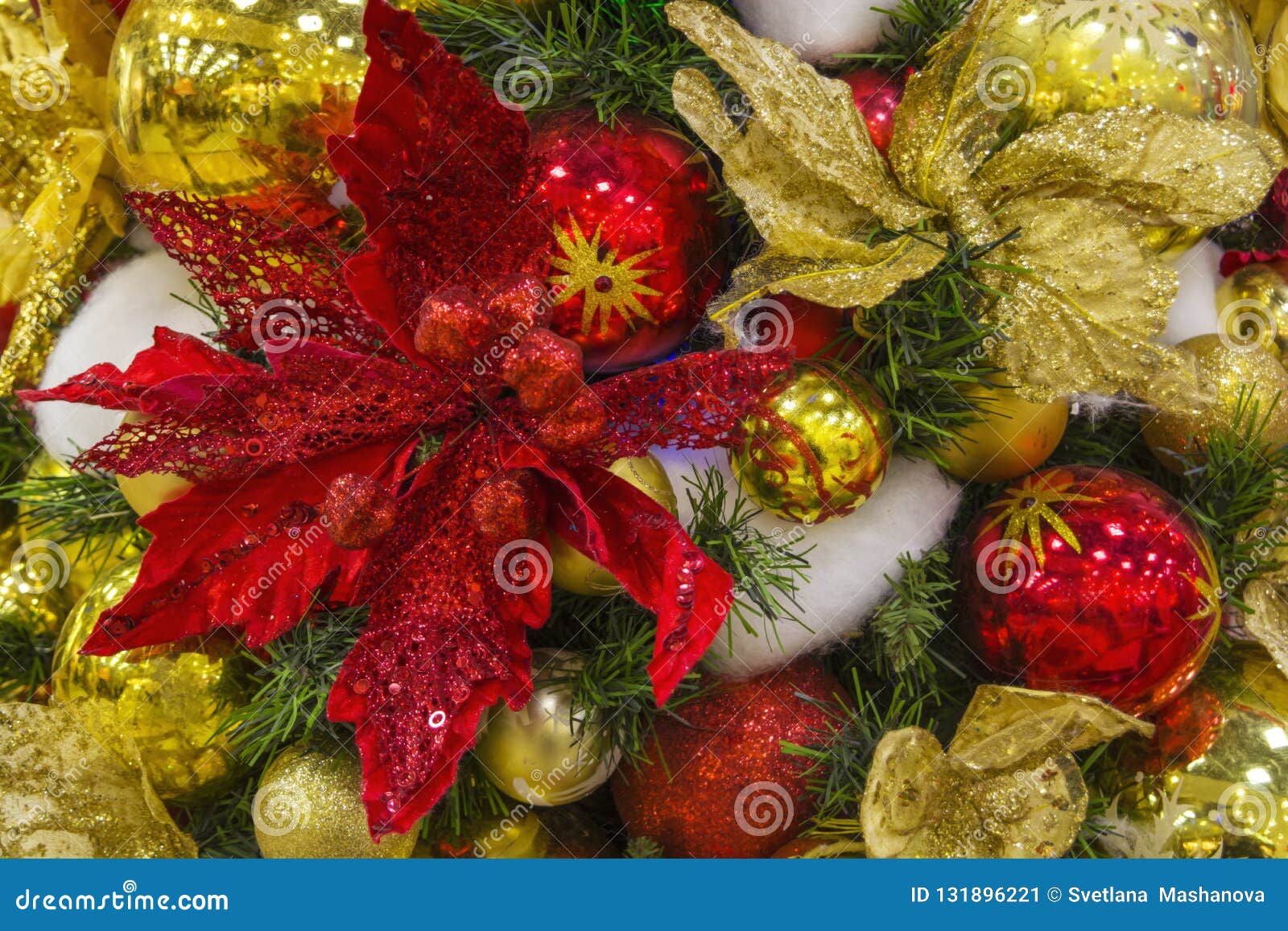 Fundo Novo Com Bolas Douradas, Flor Artificial Vermelha Imagem de Stock -  Imagem de decore, dezembro: 131896221