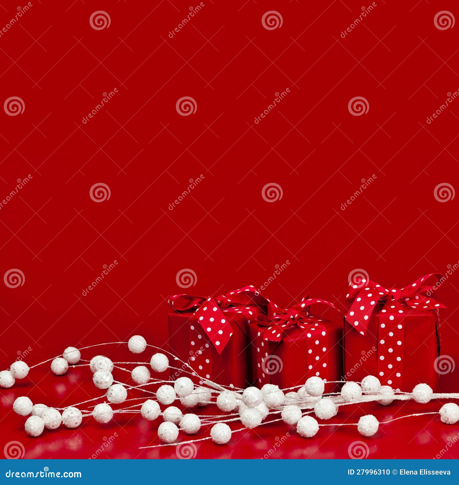 Fundo Vermelho Do Natal Com Caixas De Presente Foto De Stock Imagem De Presente Caixas 27996310